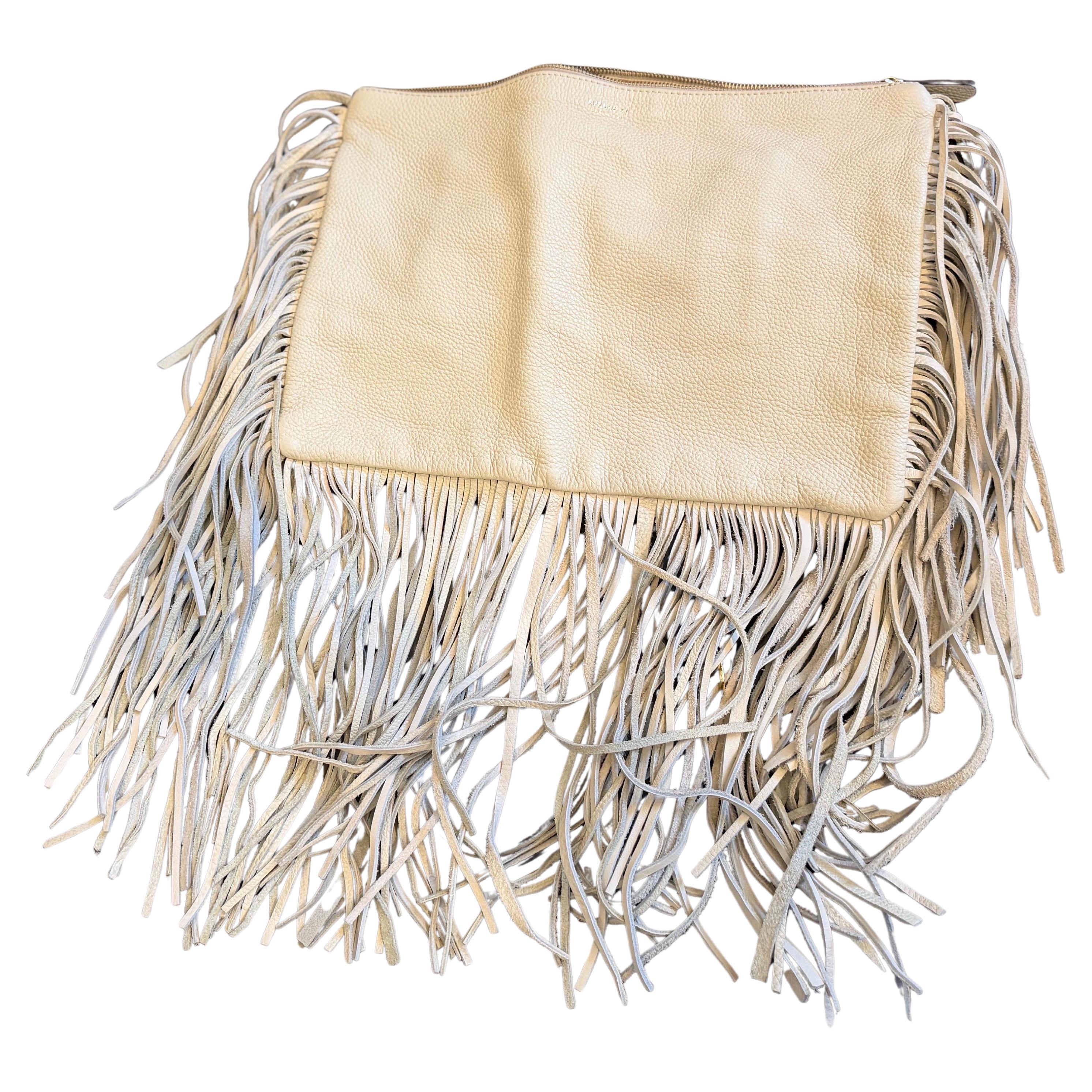 This is a high-quality, contemporary cream leather shoulder bag from the Italian luxury brand Avenue 67. This brand was founded at the end of 2013 by three Italian entrepreneurs, and it is known for embodying the elegance and style of inimitable