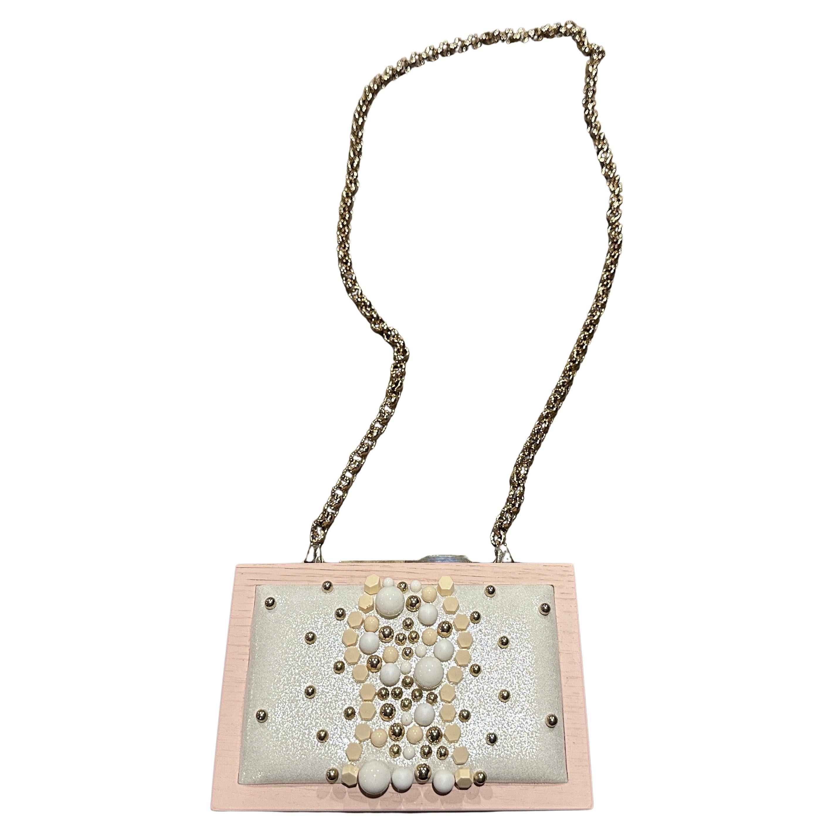 Questa squisita borsa da sera del XXI secolo di Laurafed è una vera e propria testimonianza del lusso moderno e del design innovativo. Realizzata con un'elevata qualità, la sua silhouette strutturata è caratterizzata da un'affascinante cornice in