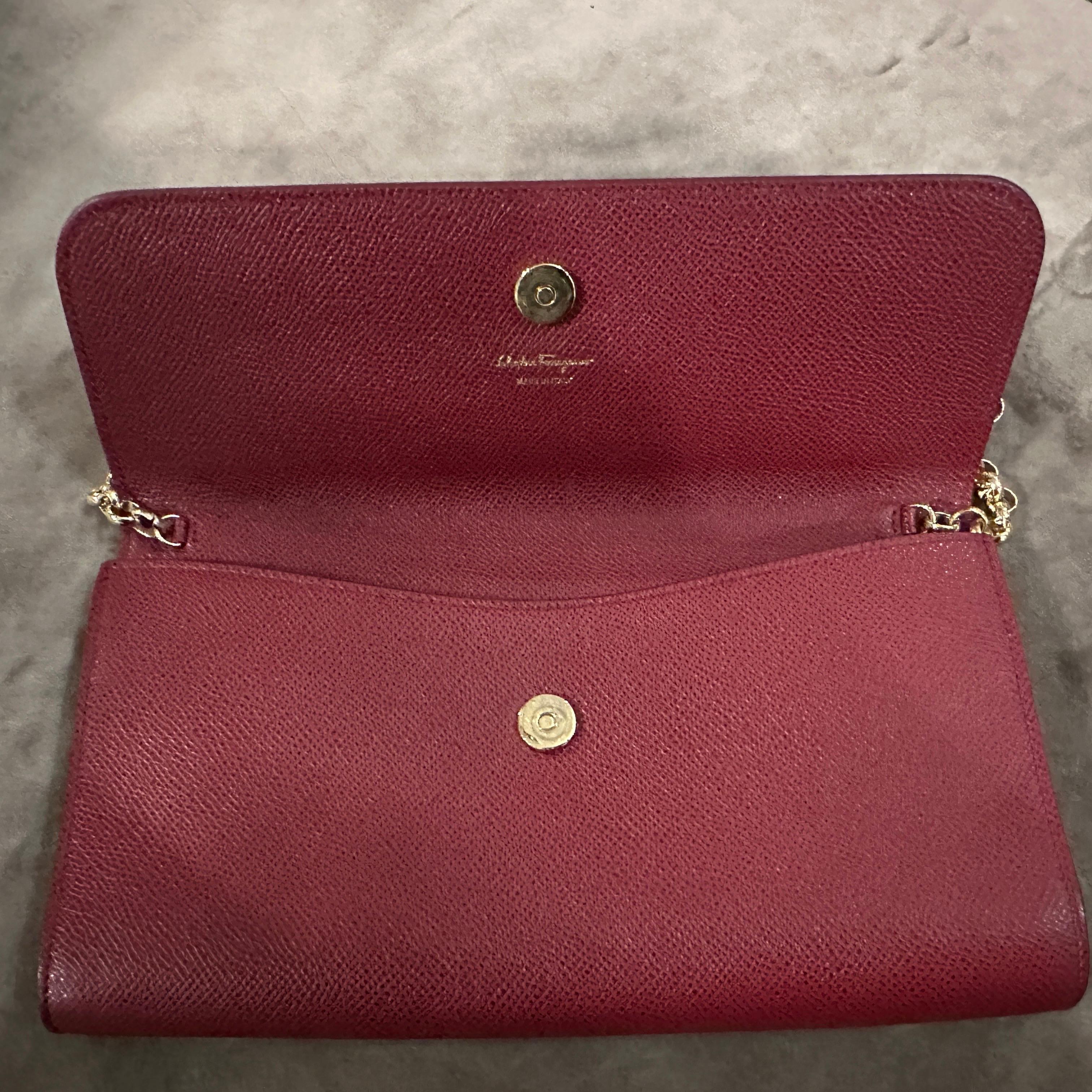 21e siècle Sac à bandoulière en cuir rouge et laiton de haute qualité par Ferragamo en vente 5