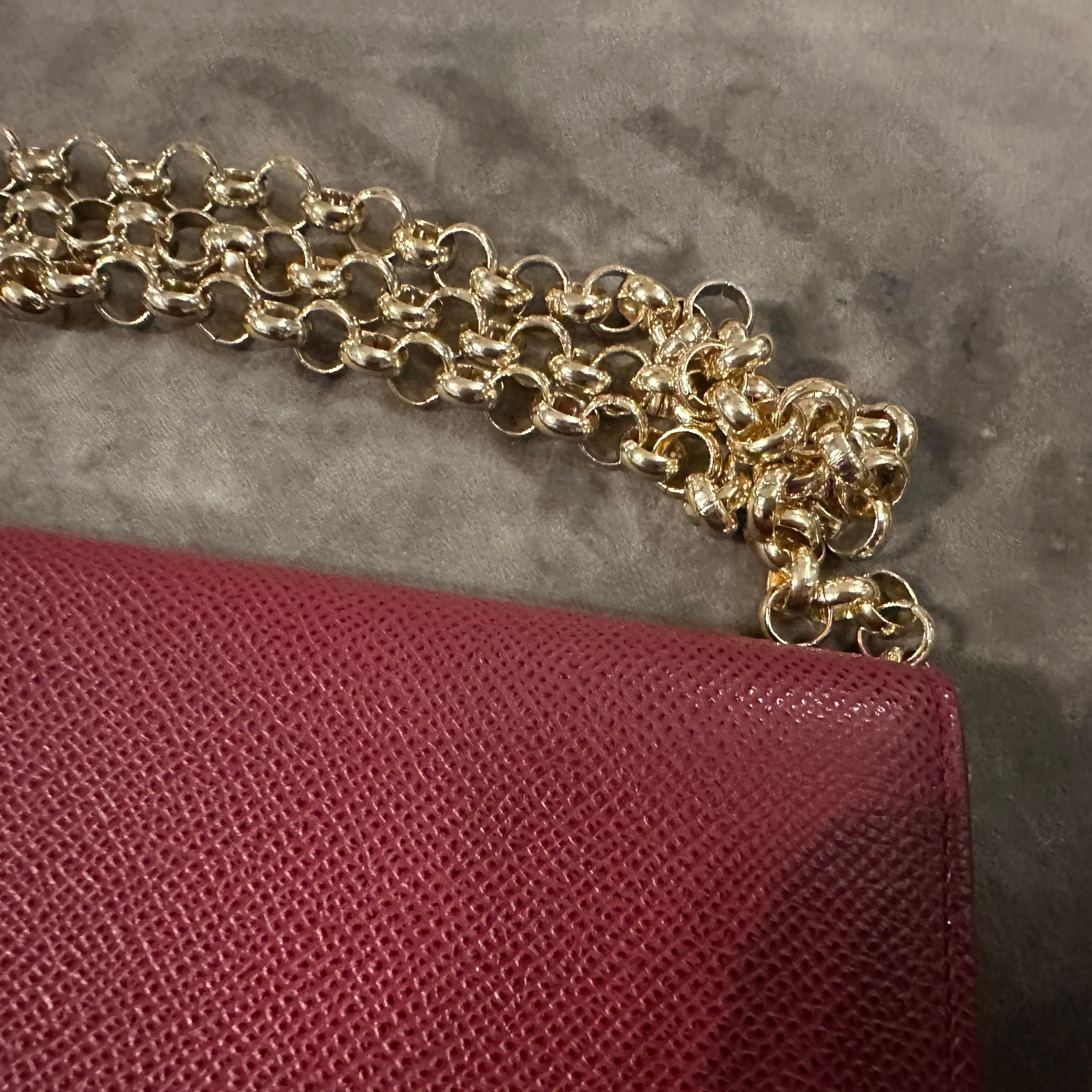 21e siècle Sac à bandoulière en cuir rouge et laiton de haute qualité par Ferragamo en vente 6