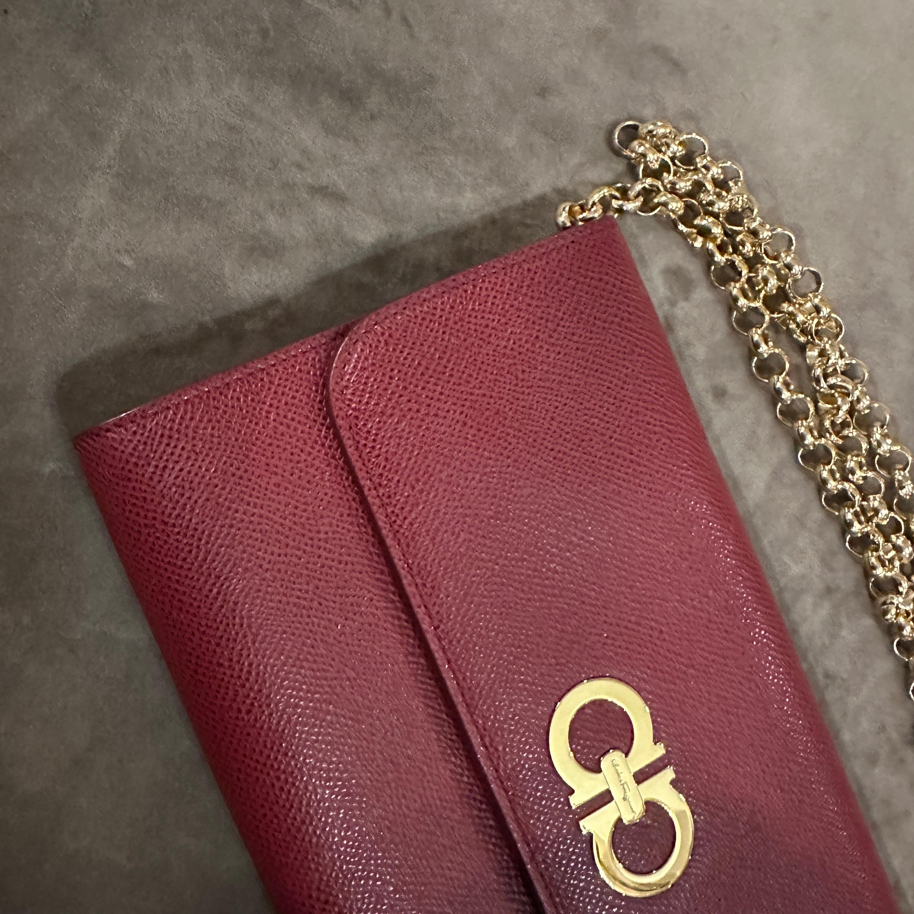 21e siècle Sac à bandoulière en cuir rouge et laiton de haute qualité par Ferragamo en vente 7