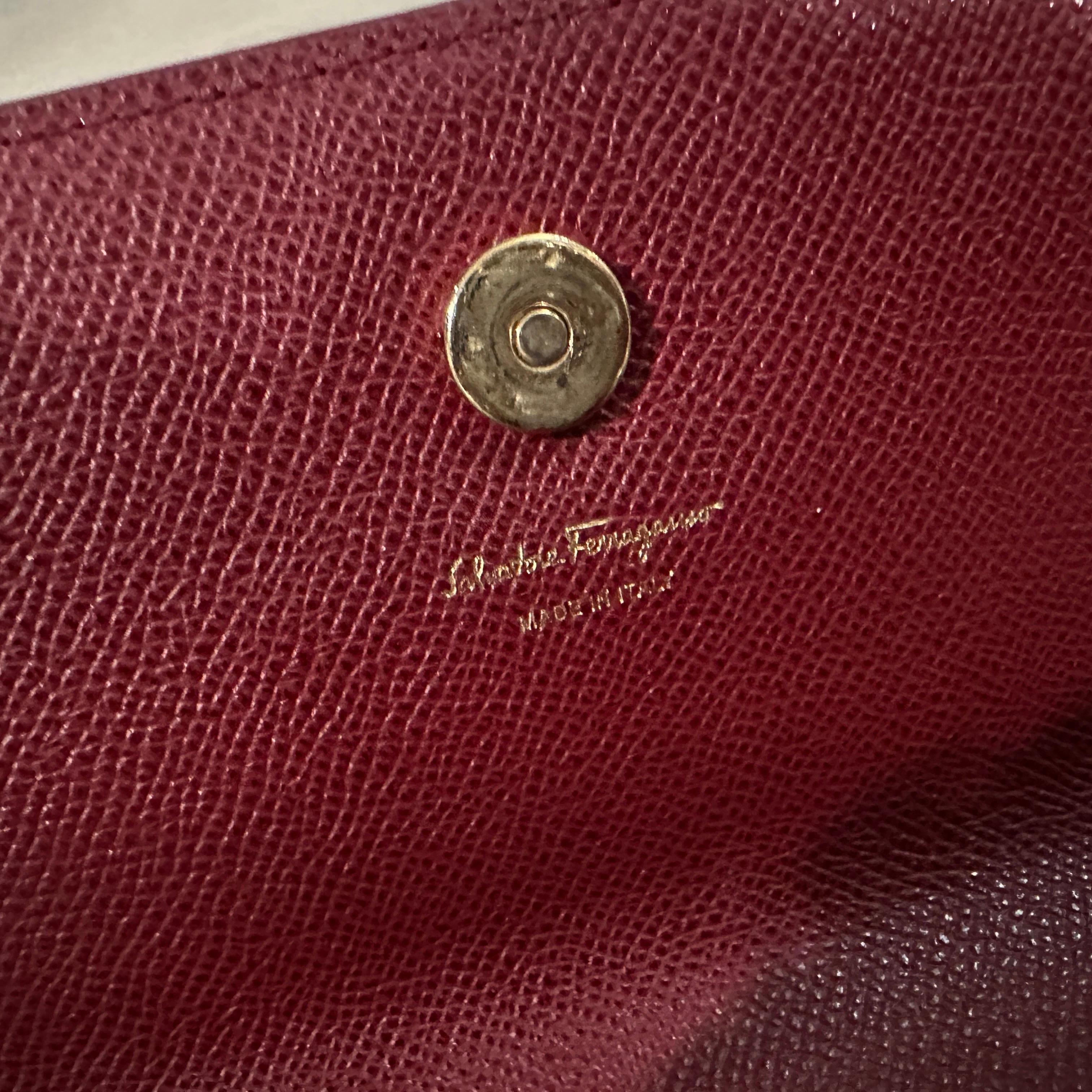 21e siècle Sac à bandoulière en cuir rouge et laiton de haute qualité par Ferragamo Pour femmes en vente