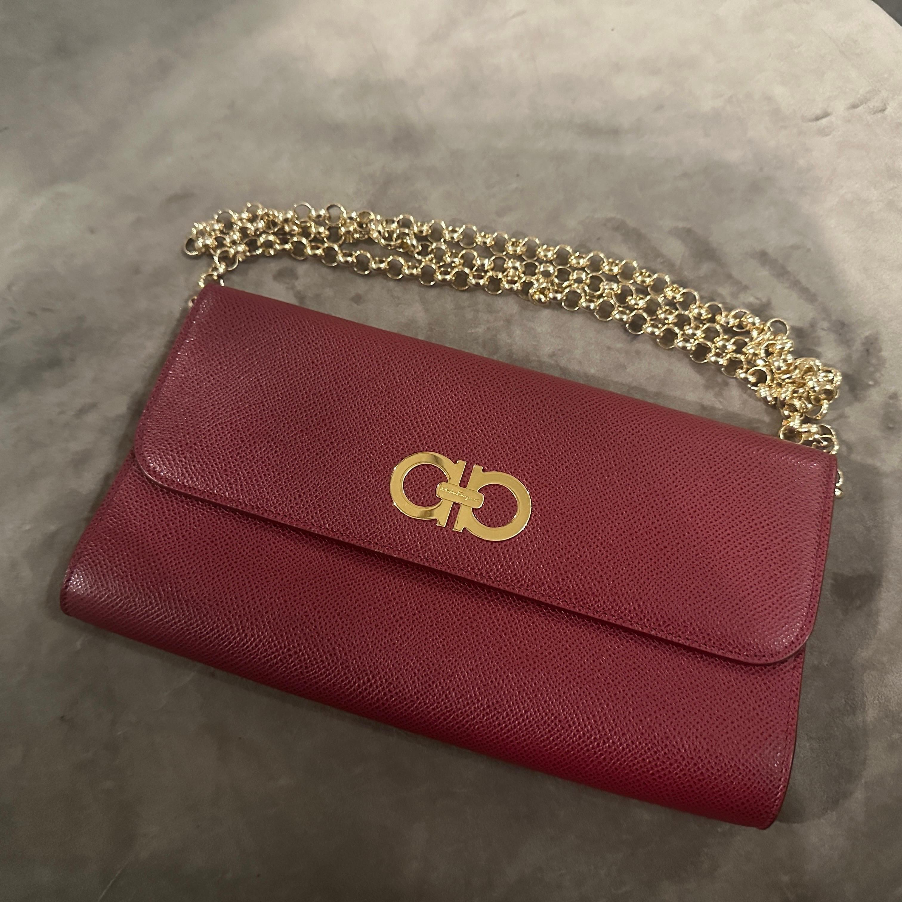 21e siècle Sac à bandoulière en cuir rouge et laiton de haute qualité par Ferragamo en vente 1