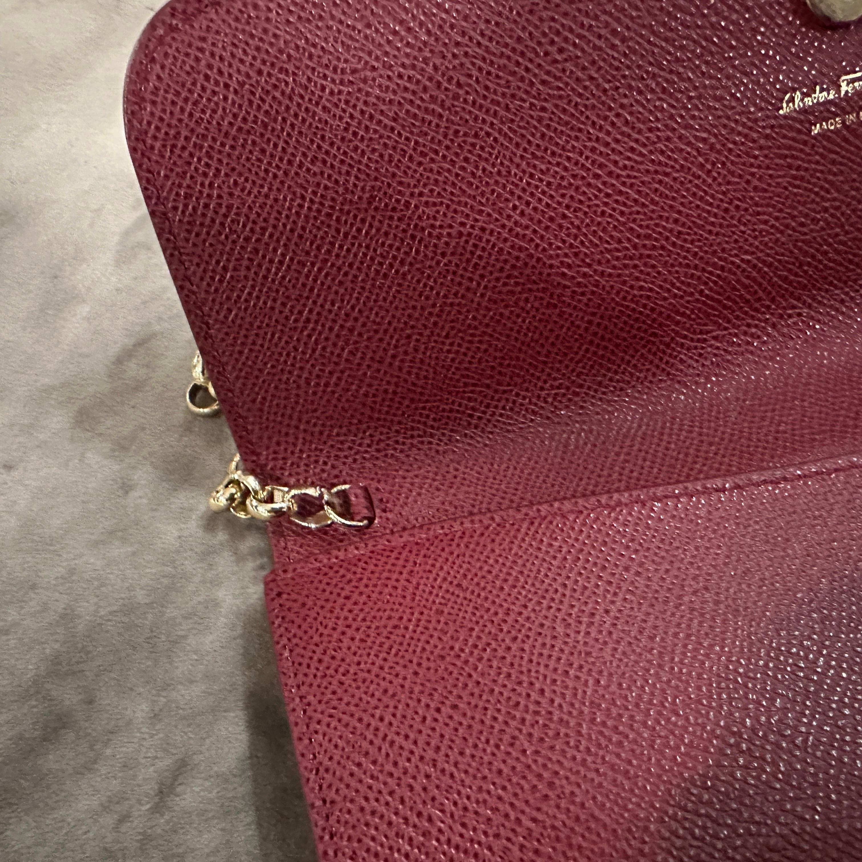 21e siècle Sac à bandoulière en cuir rouge et laiton de haute qualité par Ferragamo en vente 2
