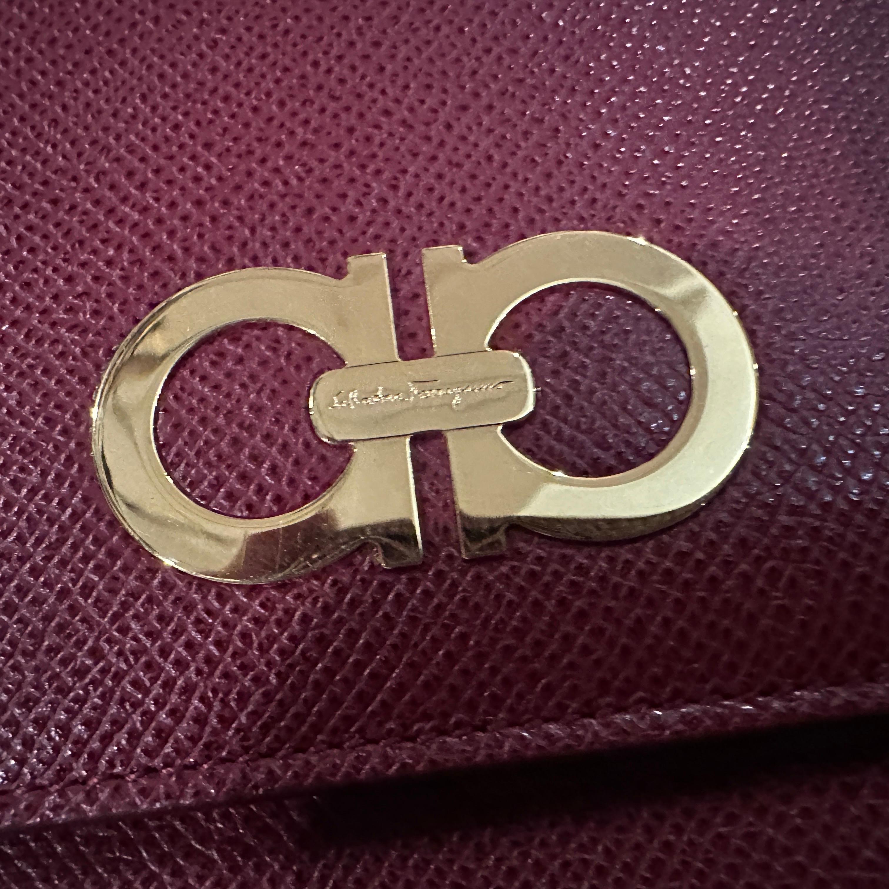 21e siècle Sac à bandoulière en cuir rouge et laiton de haute qualité par Ferragamo en vente 3