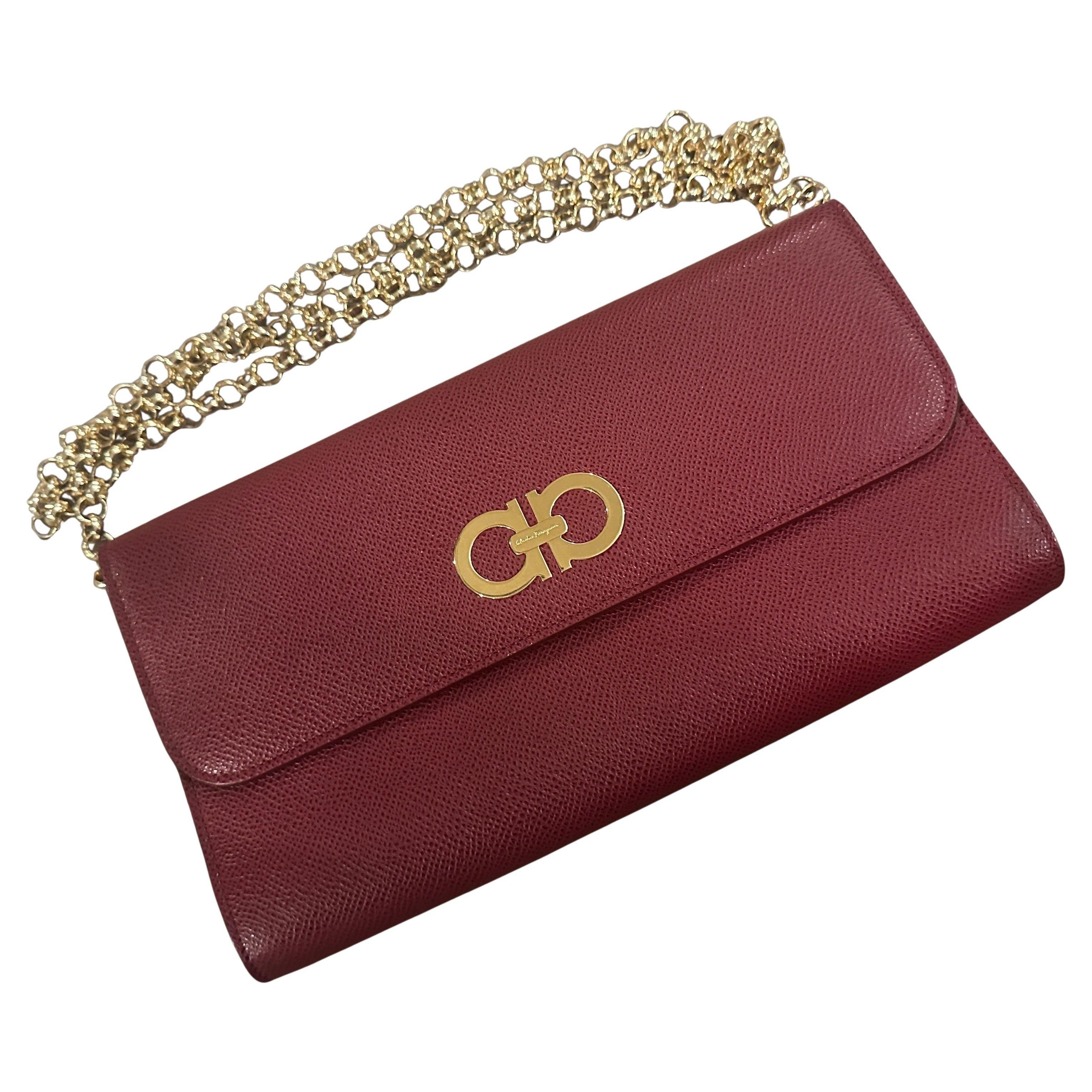 21e siècle Sac à bandoulière en cuir rouge et laiton de haute qualité par Ferragamo en vente