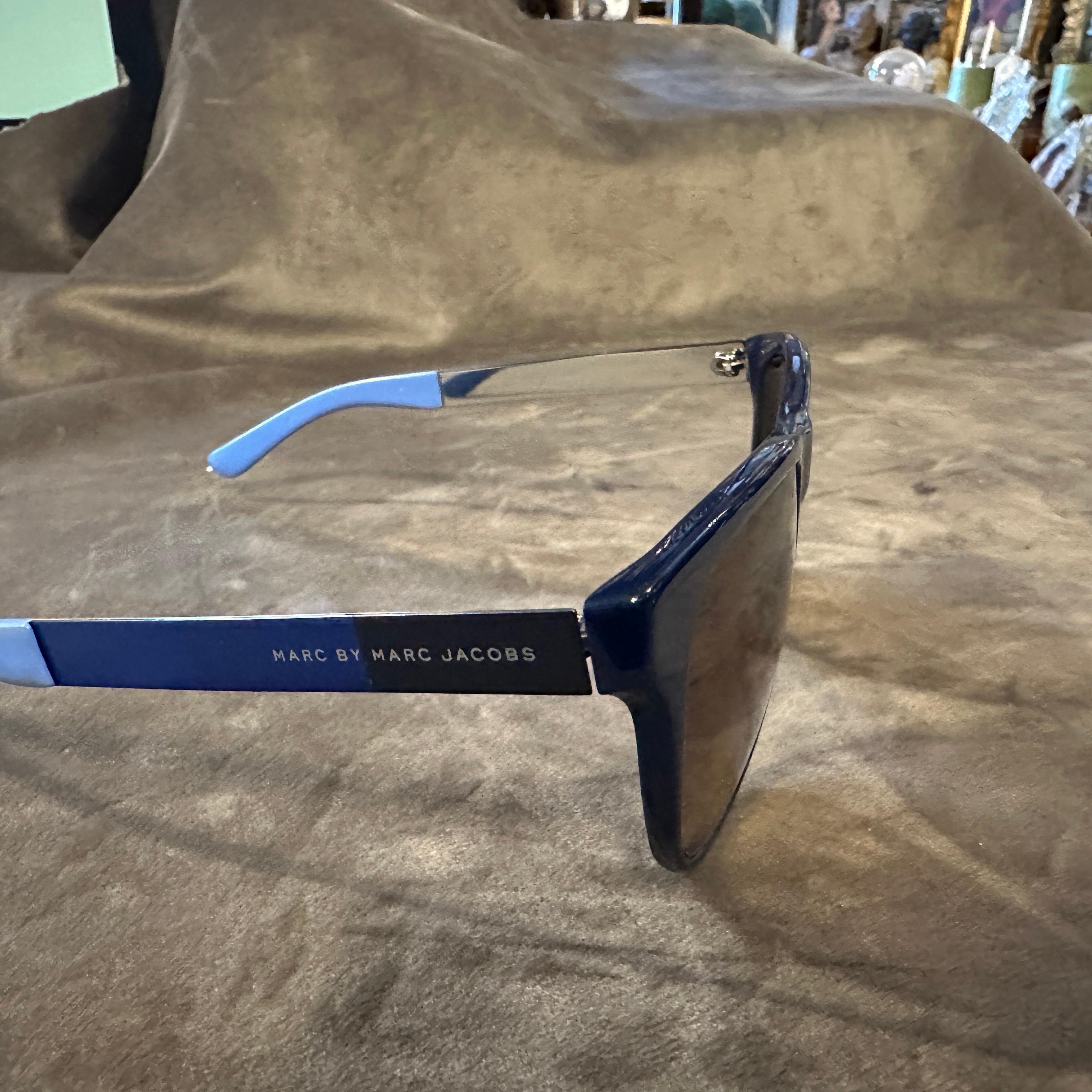 Occhiali da sole chic del 21° secolo Marc by Marc Jacobs
Esci con stile con questi occhiali da sole di Marc by Marc jacobs, alla moda e di alta qualità, che testimoniano l'estetica moderna e giocosa del marchio. Questi occhiali da sole sono un mix