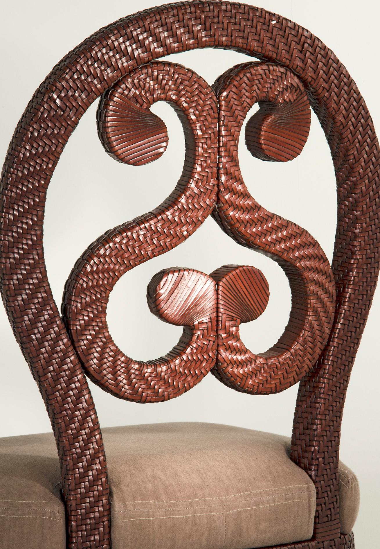 italien 21st Century Home collection Chaise en cuir tressé marron par Patrizia Garganti en vente