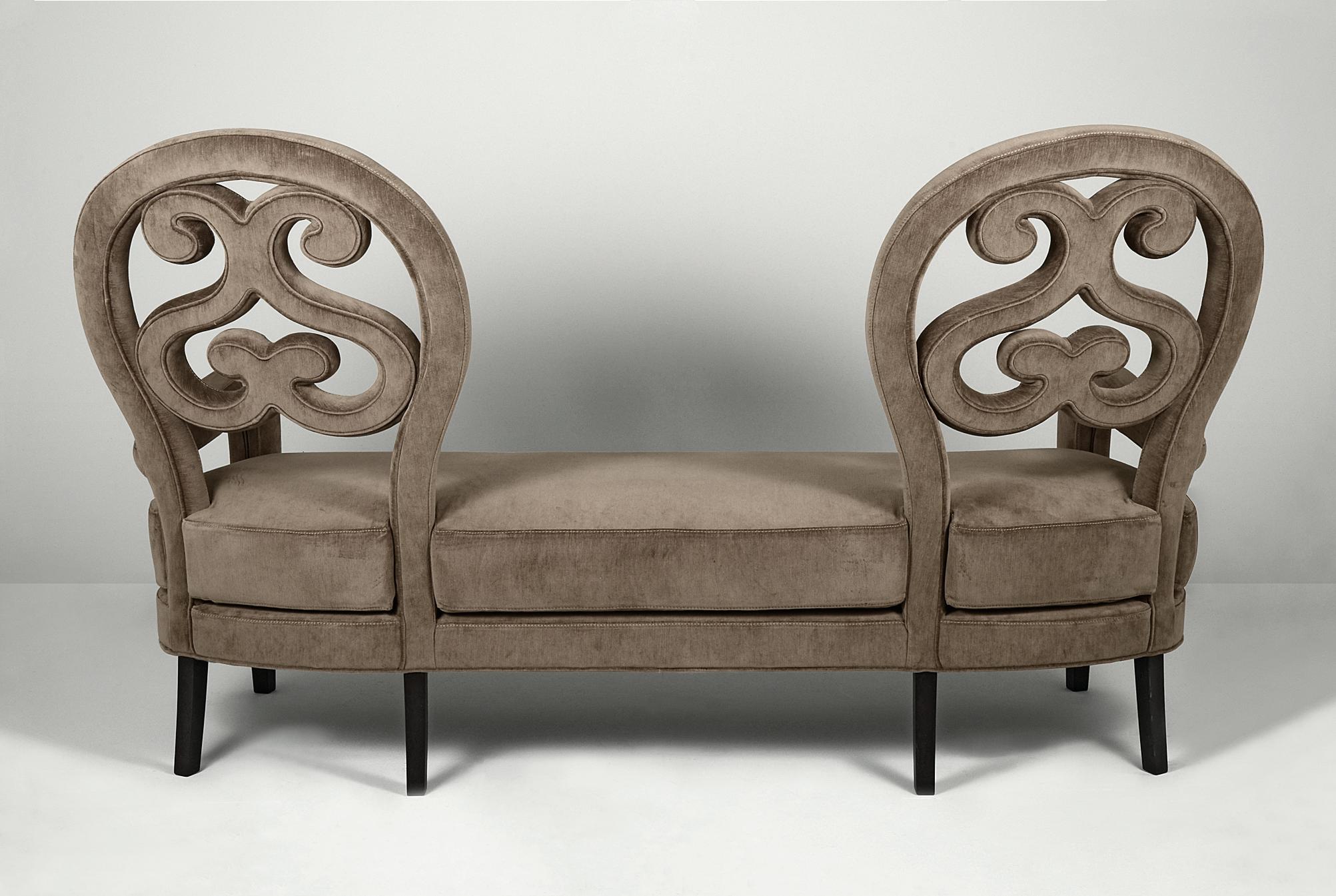Sofa aus taupefarbenem Samt von Patrizia Garganti, 21. Jahrhundert, Wohnkollektion (Italienisch) im Angebot