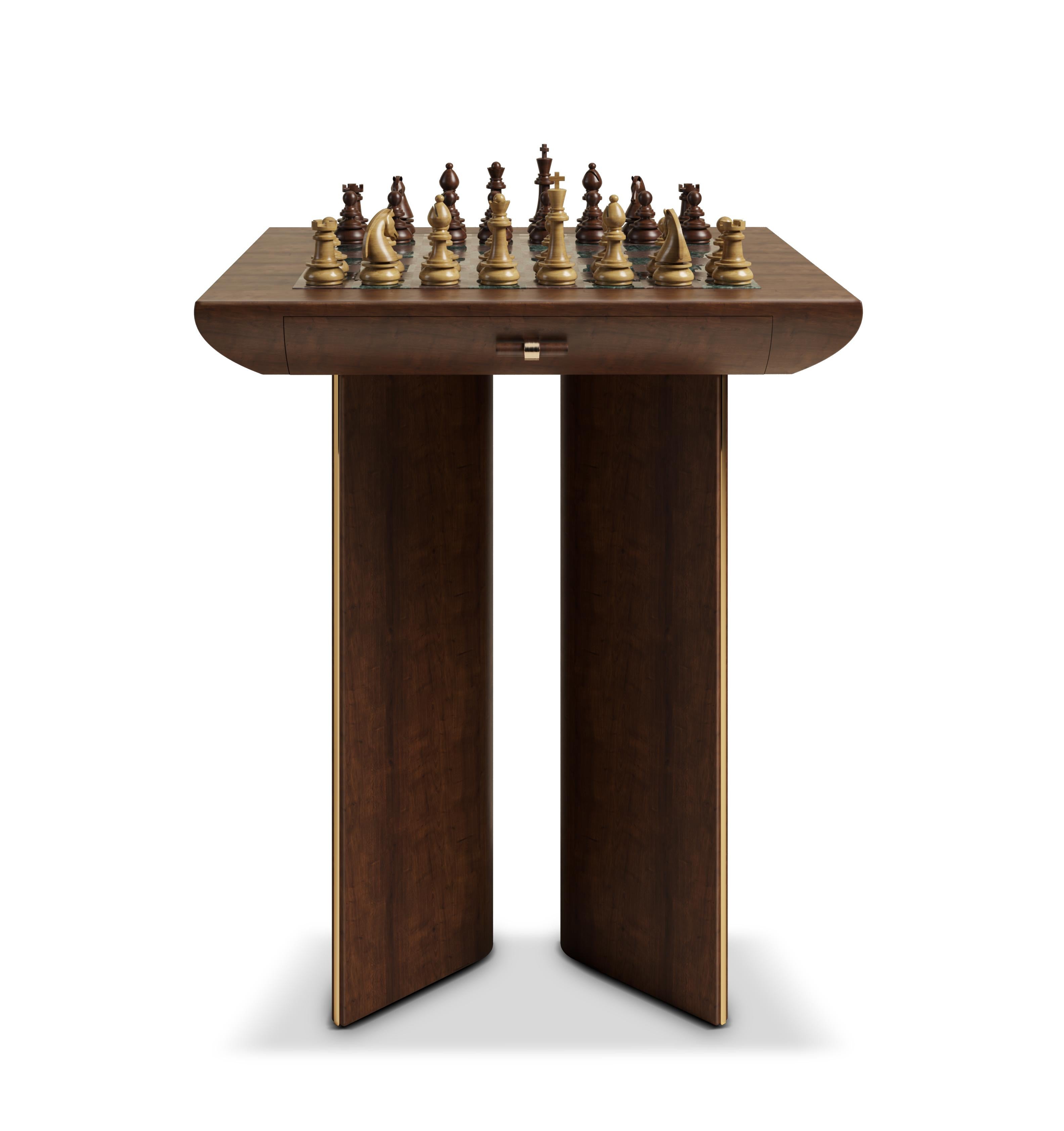 Laiton Table d'échecs Howard du 21e siècle en bois de noyer en vente