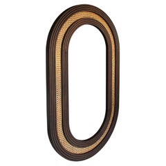 Specchio Hudson del XXI secolo in legno di noce realizzato in Portogallo da Wood Tailors
