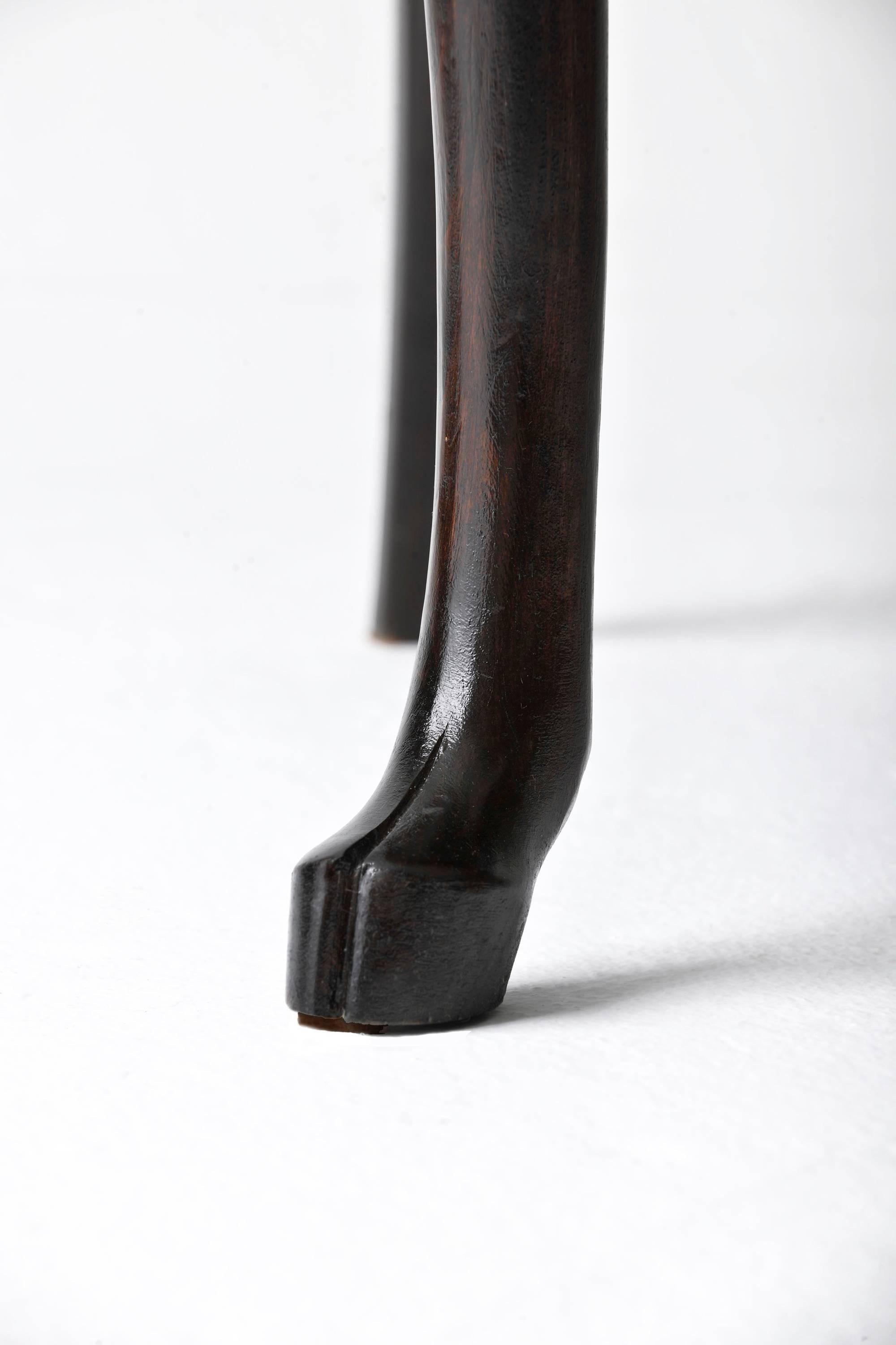 Fait main Fauteuil hybride n° 1 du 21e siècle avec bois de cervidé sculpté à la main et cuir brun en vente