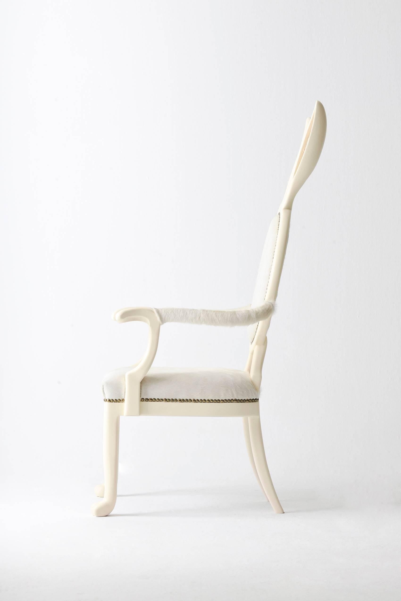 Hybrid-Sessel Nr. 2 des 21. Jahrhunderts mit Bunny-Ohrringen und weißem Leder (Arts and Crafts) im Angebot