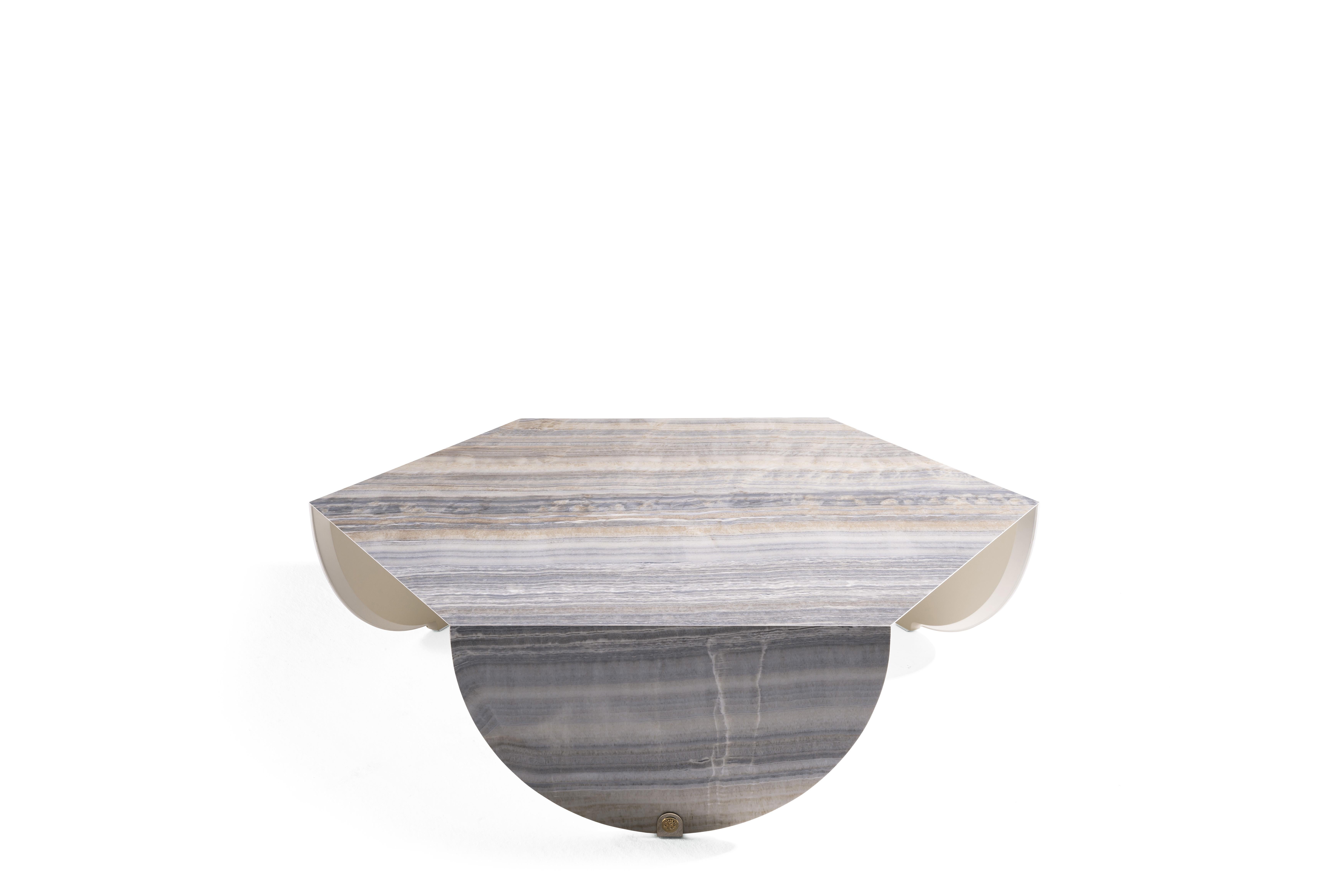 Der Inagua-Tisch, der in einem komplexen handwerklichen Verfahren aus Feinsteinzeug hergestellt wird, zeichnet sich durch die sechseckige Form der Platte aus, die im Kontrast zu den geschwungenen Linien der Beine steht und dem Ganzen eine besondere