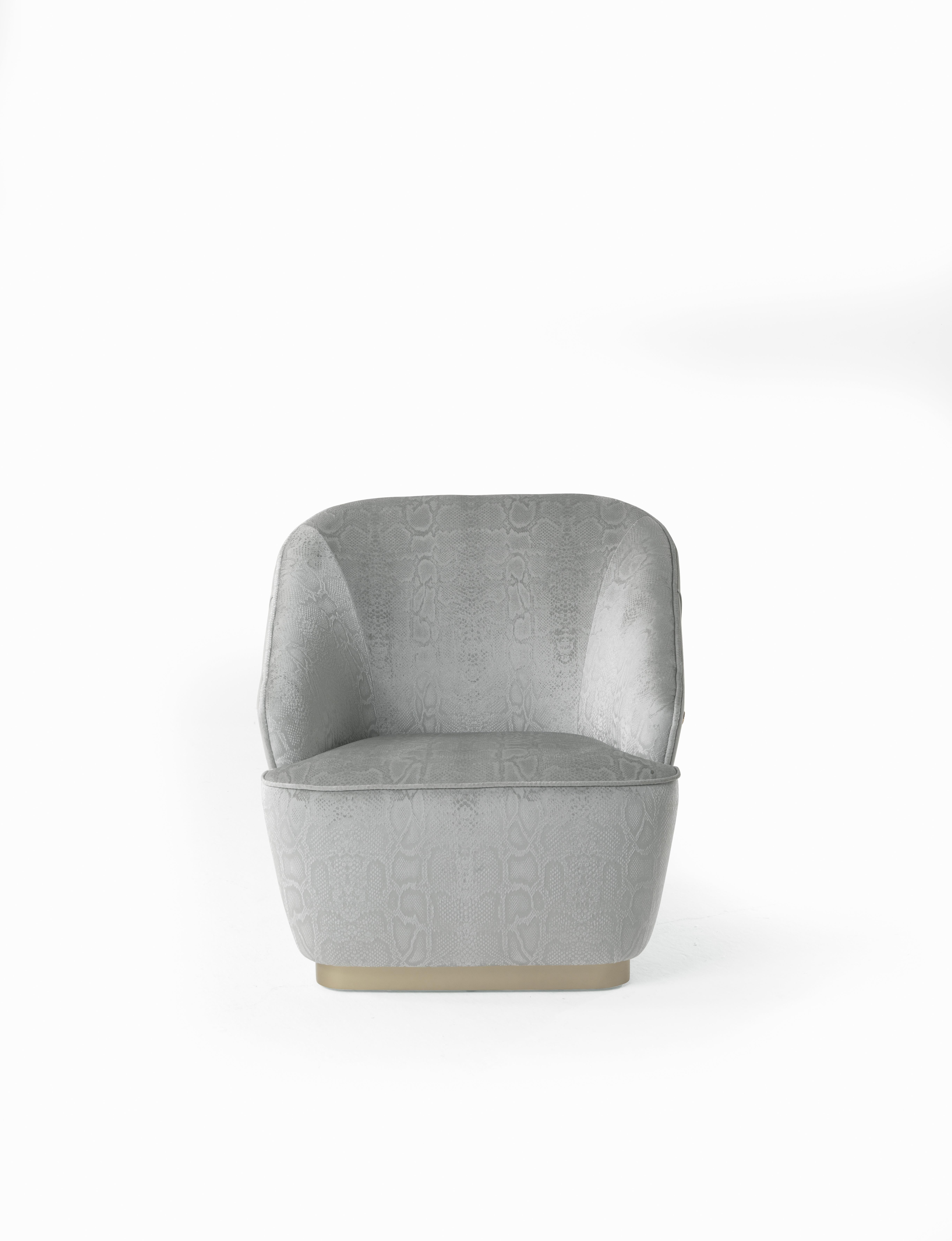 This new little armchair with an appealing design is characterized by an interior upholstered with the new silks from the last Roberto Cavalli collection and a leather exterior embellished with special pleating with metallic piercings, recalling