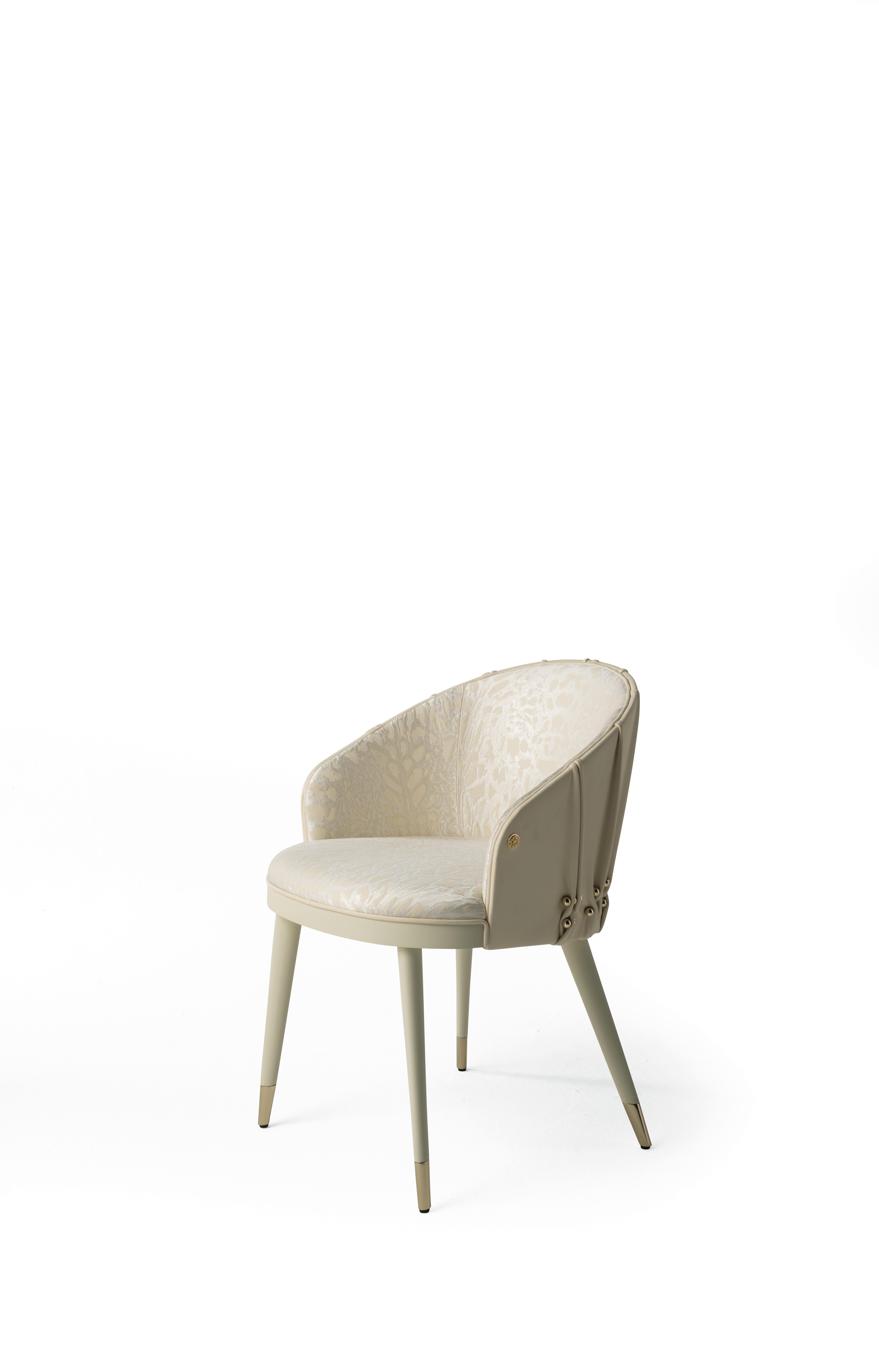 A comfortable chair with an exclusive design, characterized by leather upholstery and special pleating with metal piercings that recalls the bags and accessories of the Maison.
Inanda chair with structure in multilayer poplar wood. External