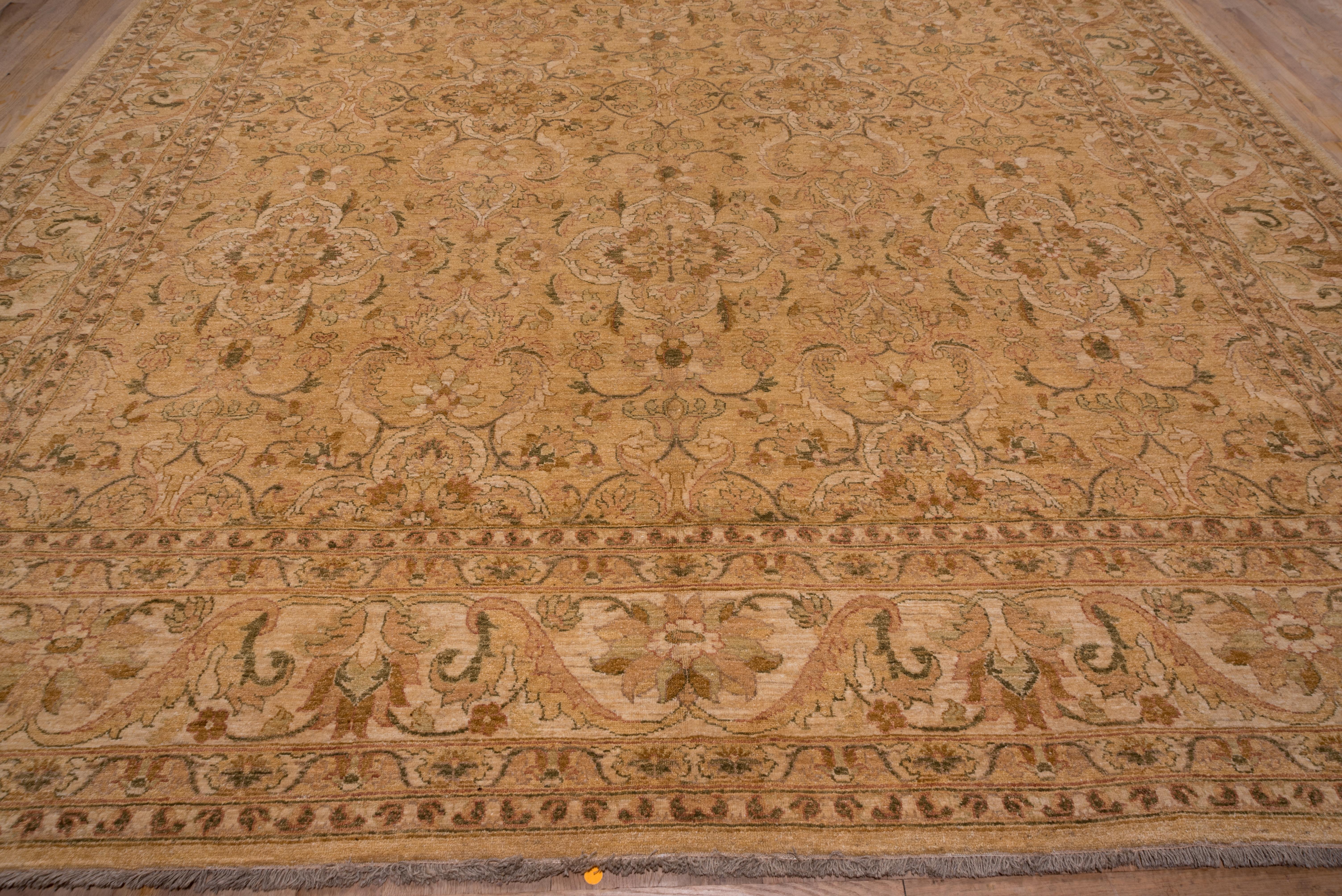 Das Sandfeld zeigt ein All-Over-Muster aus kreuzförmig angeordneten, gegabelten Arabesken mit Details in Hell- und Mittelbraun, eingerahmt von einer cremefarbenen Bordüre aus gespaltenen Blattbögen, die Palmetten einschließen. Die allgemeine