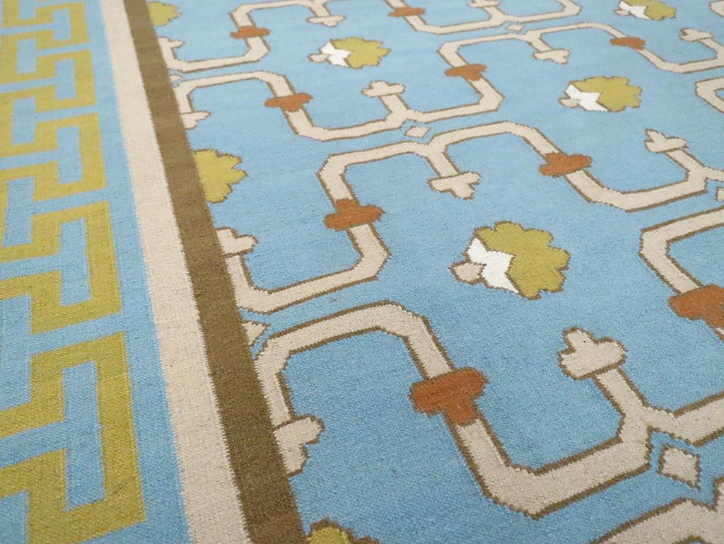 Kilim Tappeto indiano a tessitura piatta Dhurrie del 21° secolo, formato stanza in vendita