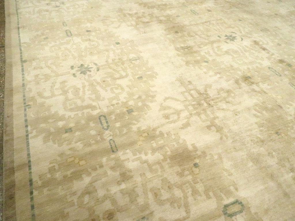 Indischer Lahore-Teppich in Übergröße aus dem 21. Jahrhundert (Moderne) im Angebot