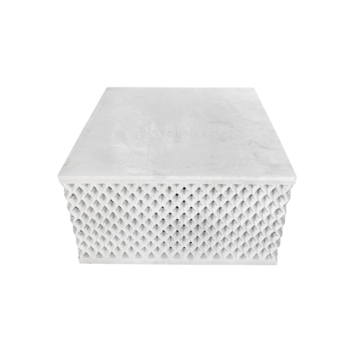 Mesa cuadrada de centro o sofá con tablero de mármol blanco macizo tallado a mano de 5 cm de grosor. Los laterales de mármol perforado están hechos a mano con un diseño de cuatrifolios Mughal Jali. Desgaste propio de la edad y el uso.