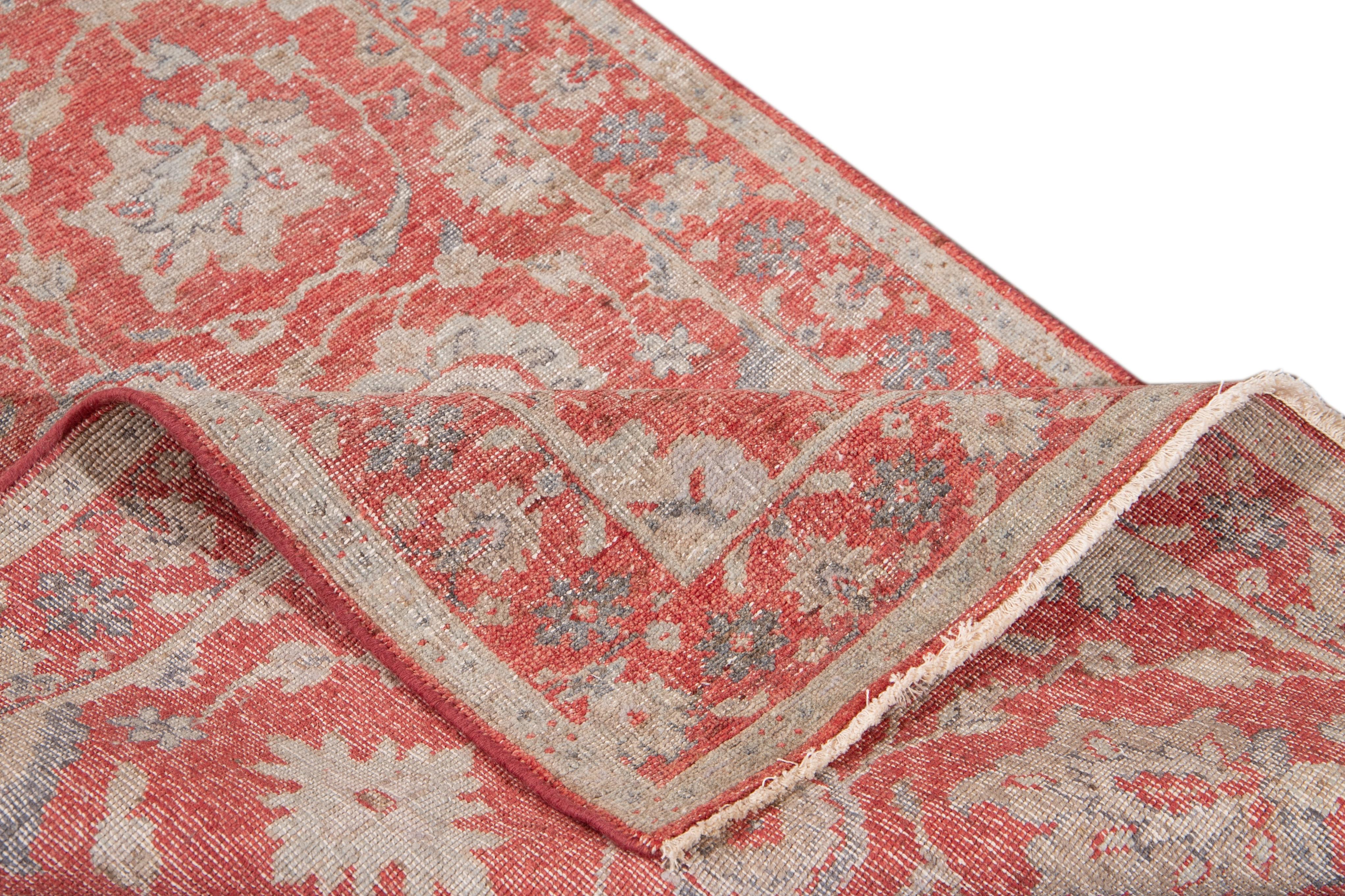 Schöner handgeknüpfter Läufer aus indischer Wolle. Dieser Teppich hat ein rotes Feld mit beigefarbenen und blauen Blumenakzenten im ganzen Raum.

Dieser Teppich misst 3' 1