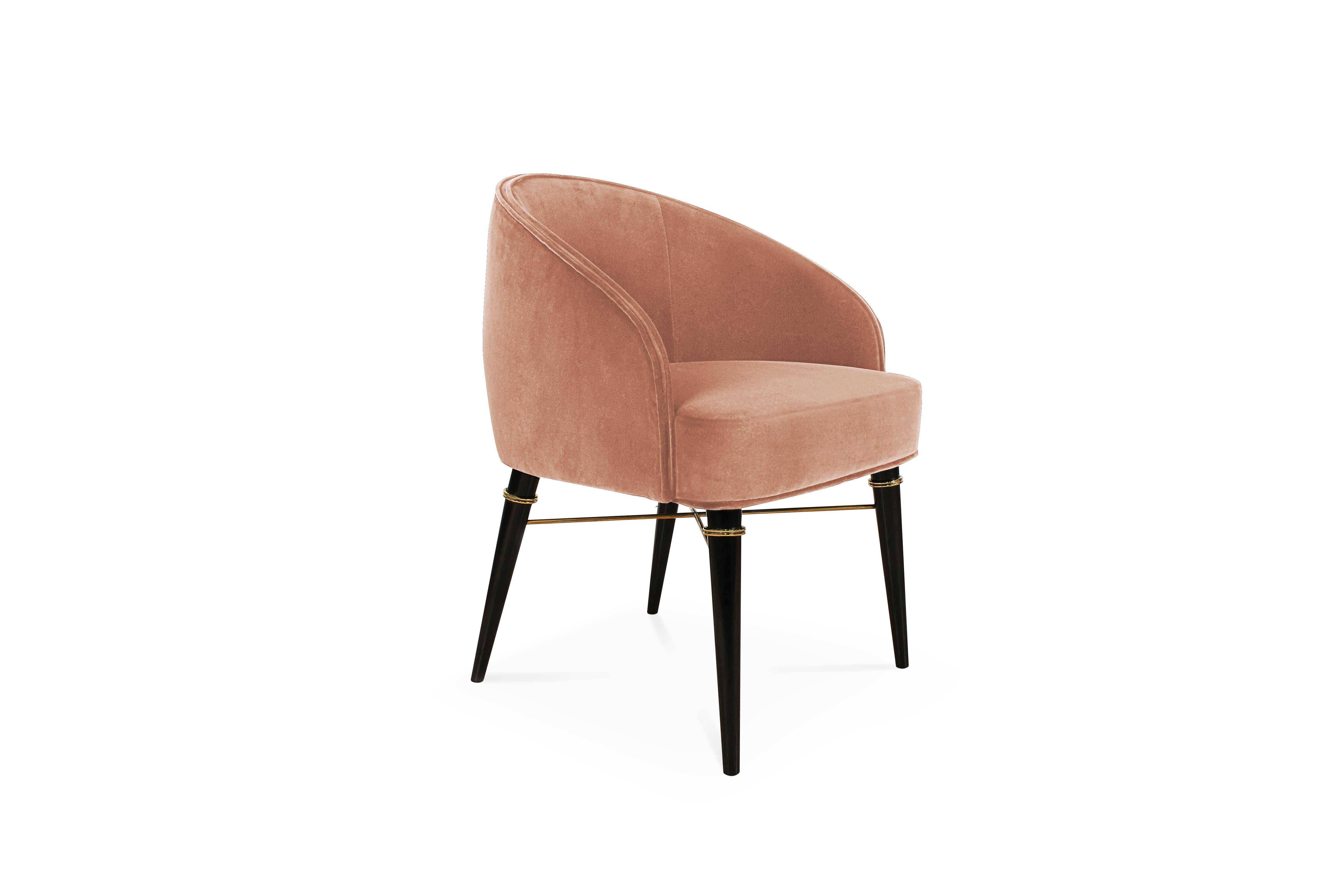 This dining chair is inspired by the natural and unpretentious beauty of one of Hollywood’s brightest movie stars of all time: Ingrid Bergman. With an involving backrest lined with soft cotton velvet, the Ingrid Mid-Century Modern dining chair has