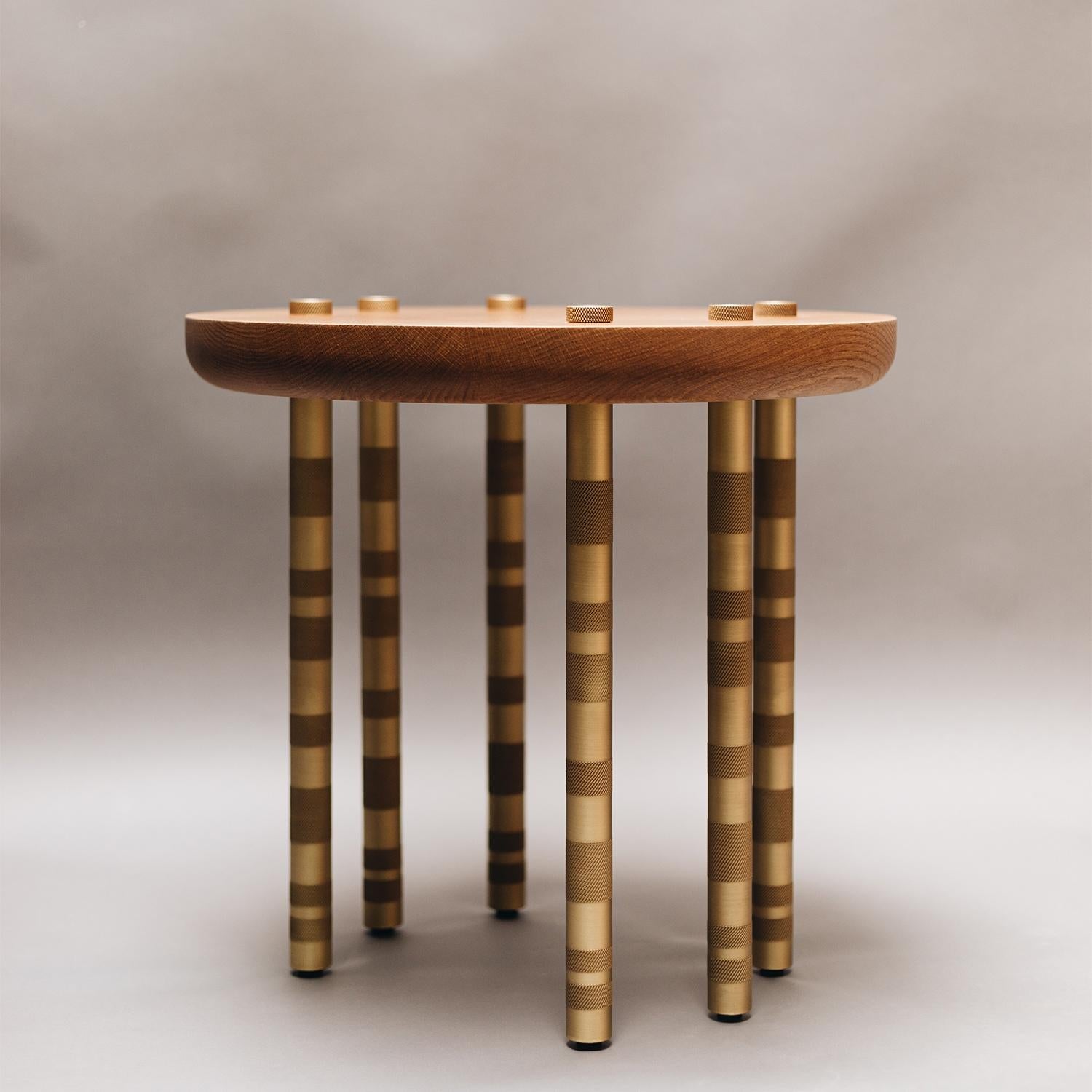 Table d'appoint Ipanema en laiton du XXIe siècle, plateau en Oak Oak naturel et laiton, par Duistt

Les formes géométriques arrondies de la série Ipanema font référence à l'imagination du célèbre trottoir de Rio de Janeiro. Nous avons voulu investir