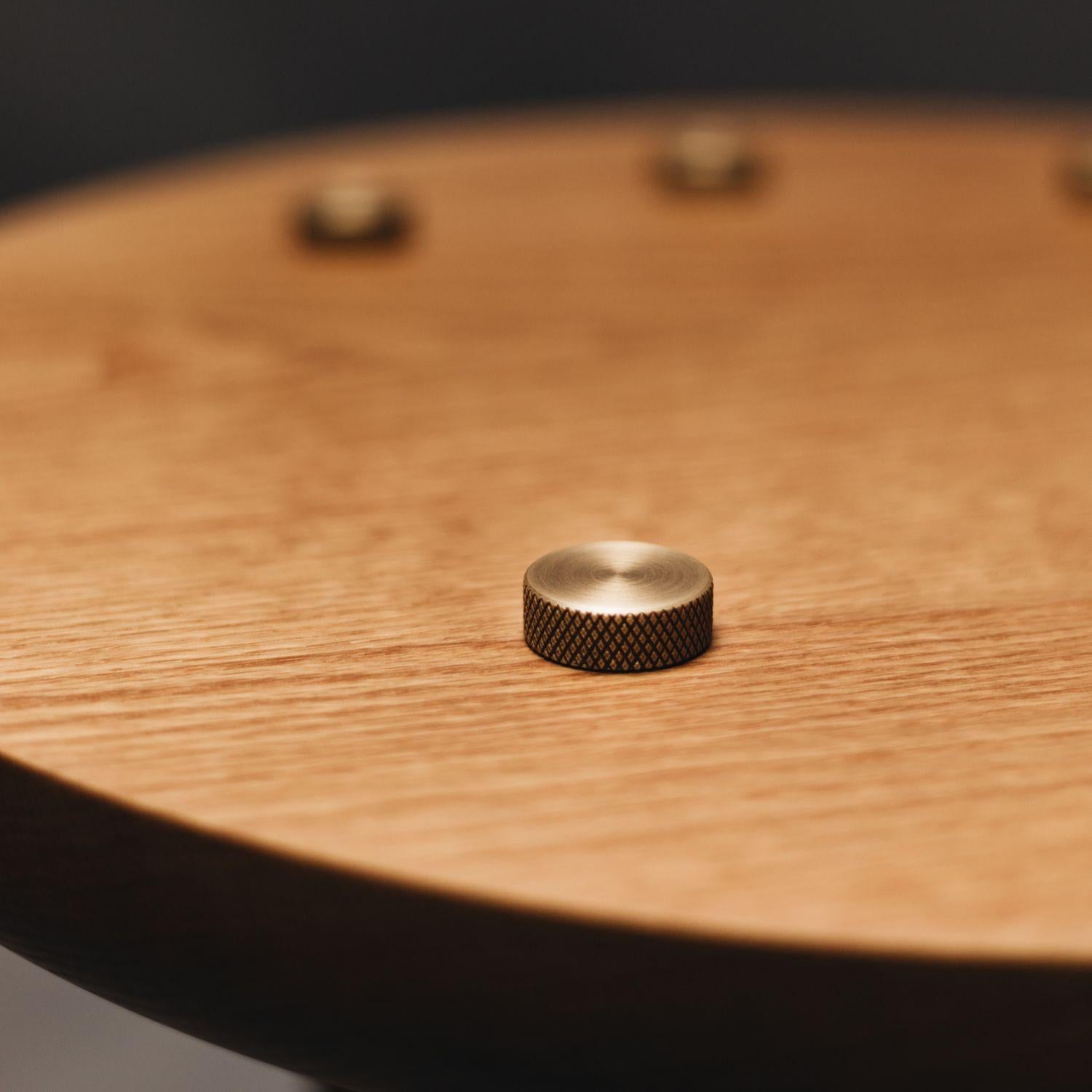 Mid-Century Modern Table d'appoint Ipanema en laiton du XXIe siècle, plateau en Oak Oak naturel et laiton, par Duistt en vente