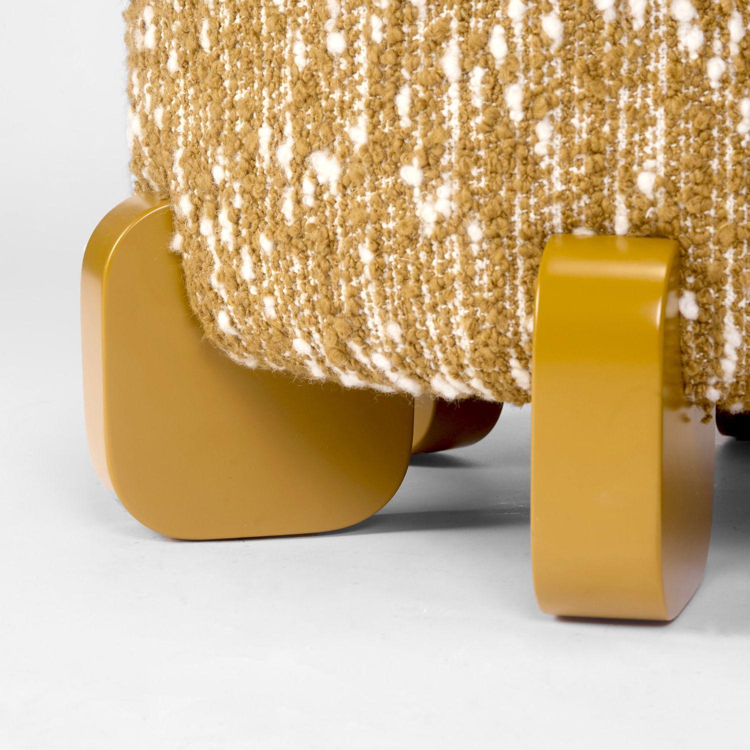 Tabouret Ipanema, COM et pieds en bois laqué par Duistt

Suite de la série Ipanema qui fait référence à l'imaginaire du célèbre trottoir de Rio de Janeiro. Les tabourets Ipanema sont disponibles en deux versions, revêtus d'un tissu rouge profond,