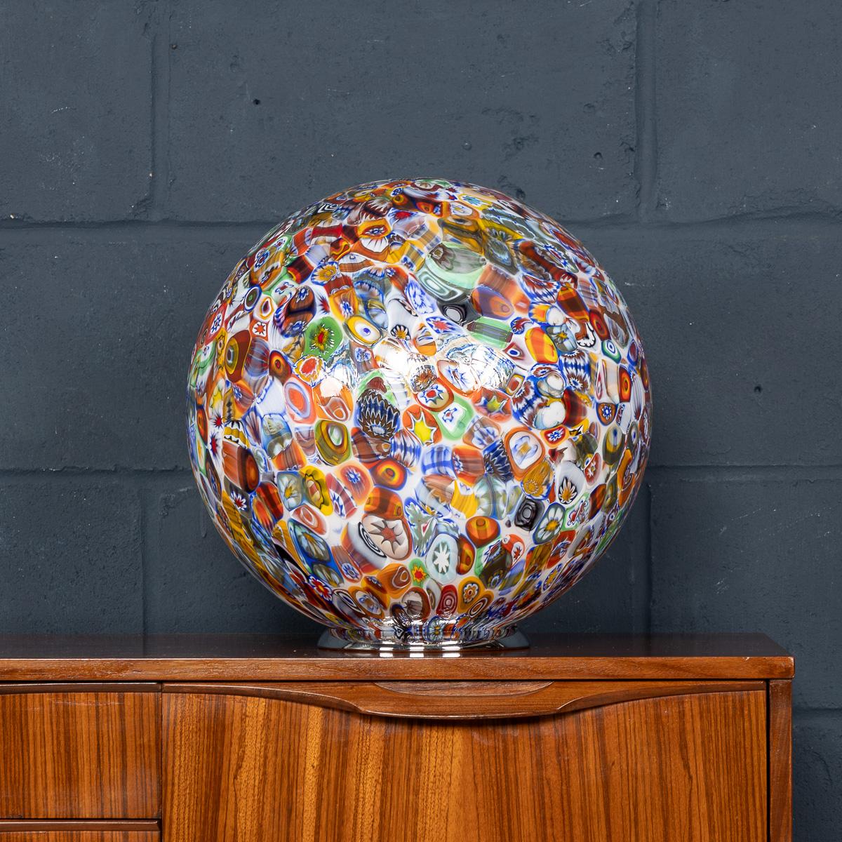 Lampe de table moderne Murrina Millefiori, fabriquée à Murano, Venise, en Italie. Il présente un élégant design en forme de boule qui capture l'essence de l'art traditionnel du verre vénitien. La surface de la lampe est recouverte de motifs en verre