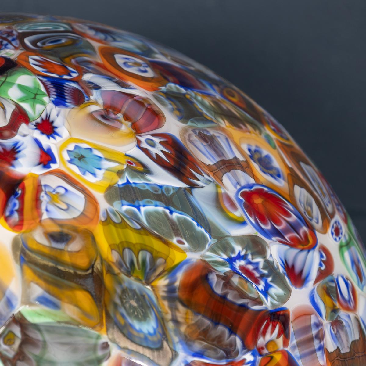 XXIe siècle et contemporain Lampe de bureau italienne du 21e siècle en forme de boule par Murrina Millefiori, Murano en vente