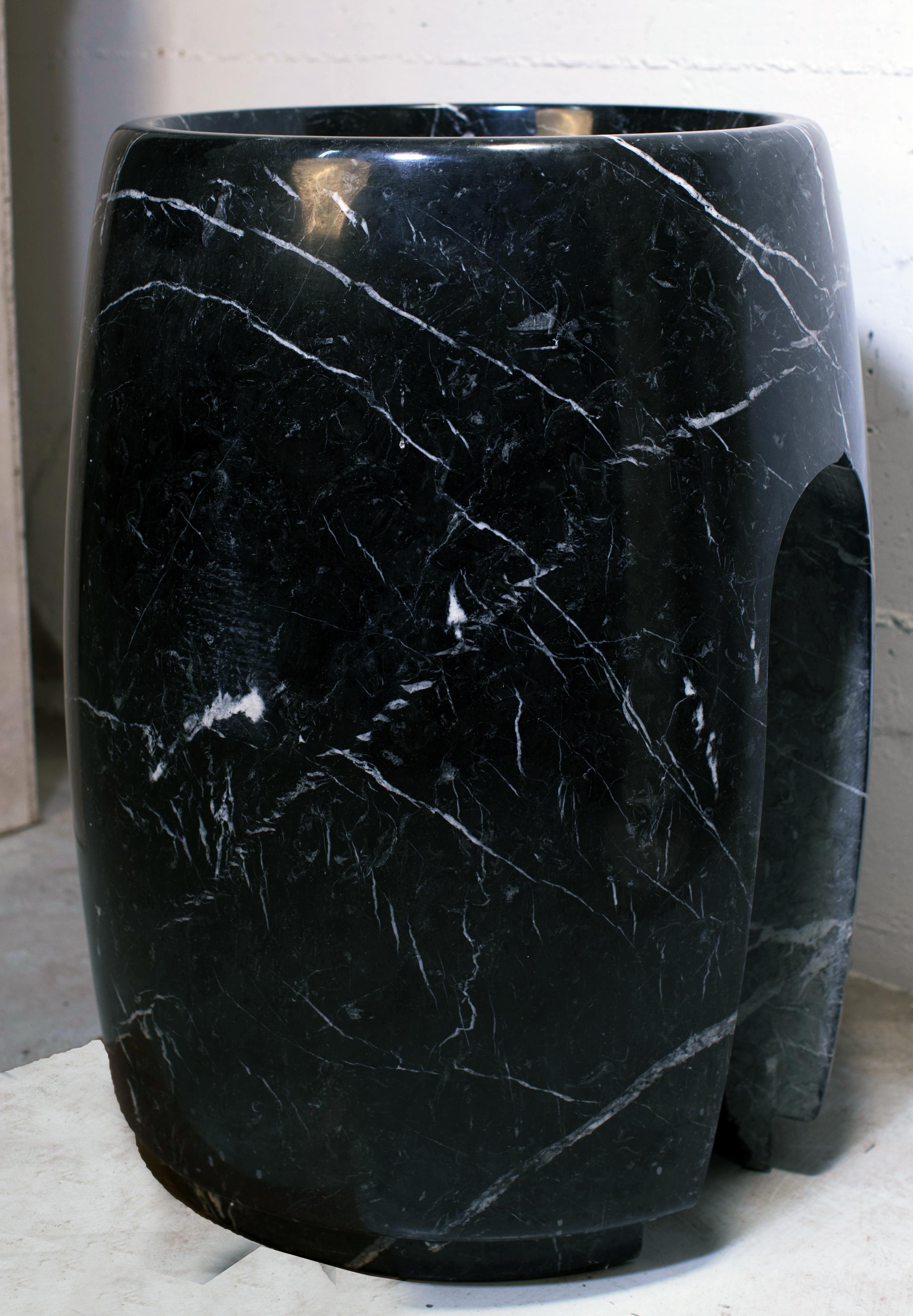 Carved 21st Century Italian Black and White Marble Sculpture Design Sink Freestanding For Sale