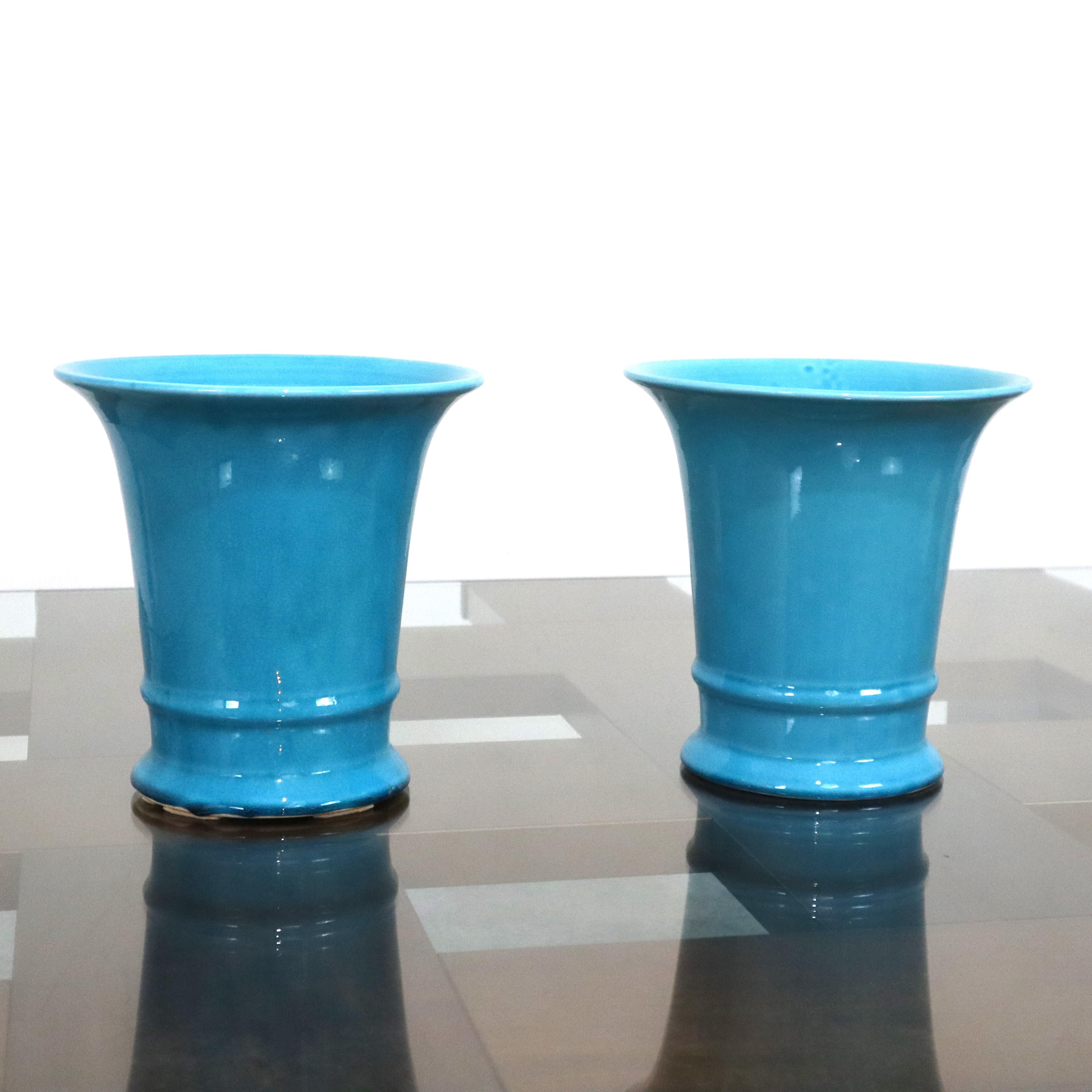 Les vases en céramique bleue Sia Marka d'Italie (XXIe siècle, années 2000) incarnent l'artisanat italien intemporel avec une touche de modernité. Ces vases sont caractérisés par :

Fabrication de haute qualité :
Fabriqués à partir de matériaux