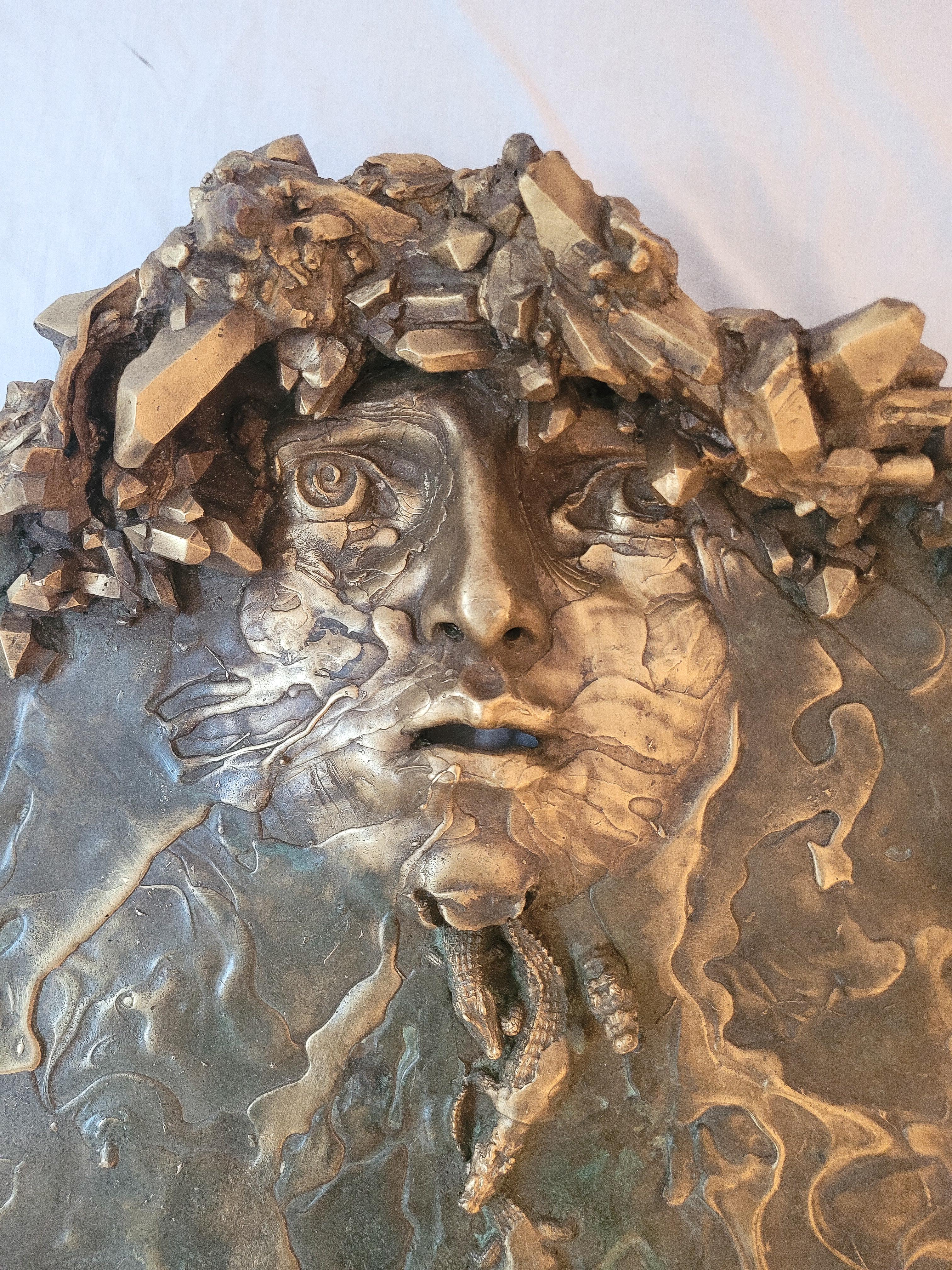 Una scultura circolare in bronzo dell'artista italiana Paola Crema. Creato nel 2020, 