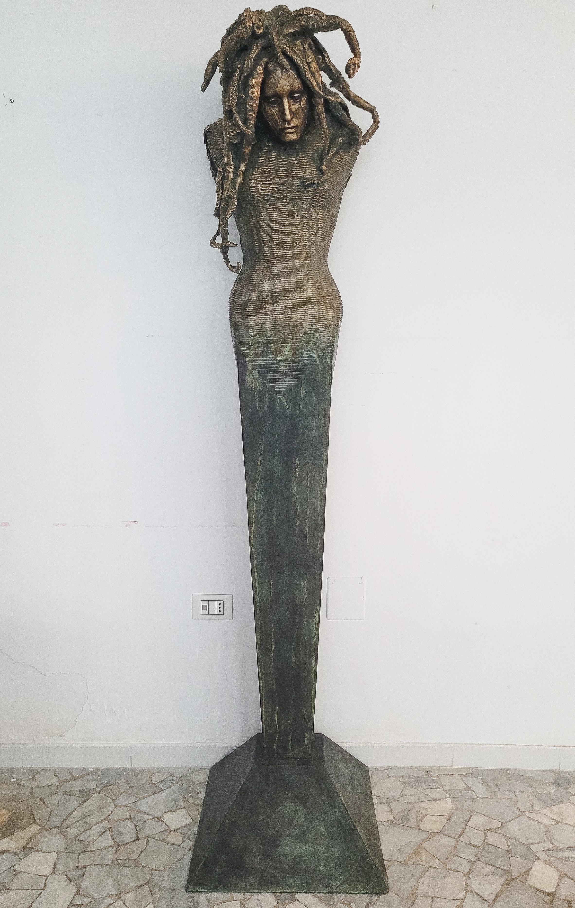 Un'alta ed elegante scultura in bronzo dell'artista italiana Paola Crema. Intitolata 