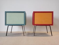 Paire d'armoires Design/One contemporaines en bois et en résine colorée disponibles