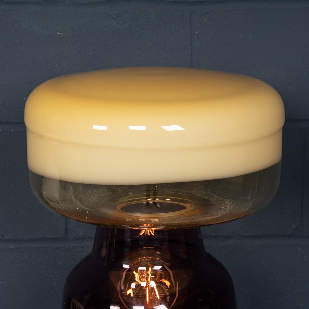 XXIe siècle et contemporain Lampe de table italienne contemporaine du 21e siècle en verre soufflé à la main, Murano en vente