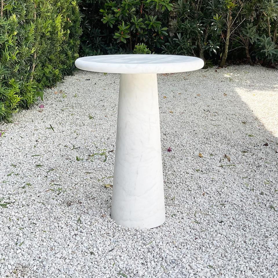 Mesa auxiliar circular, italiana, contemporánea y minimalista, con base cónica y tablero redondo de 1,75