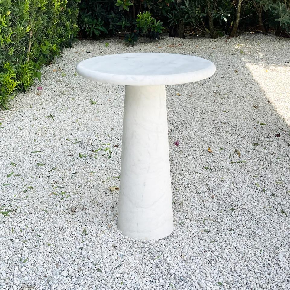 Mesa auxiliar de mármol circular minimalista contemporánea italiana del siglo XXI Moderno de mediados de siglo en venta