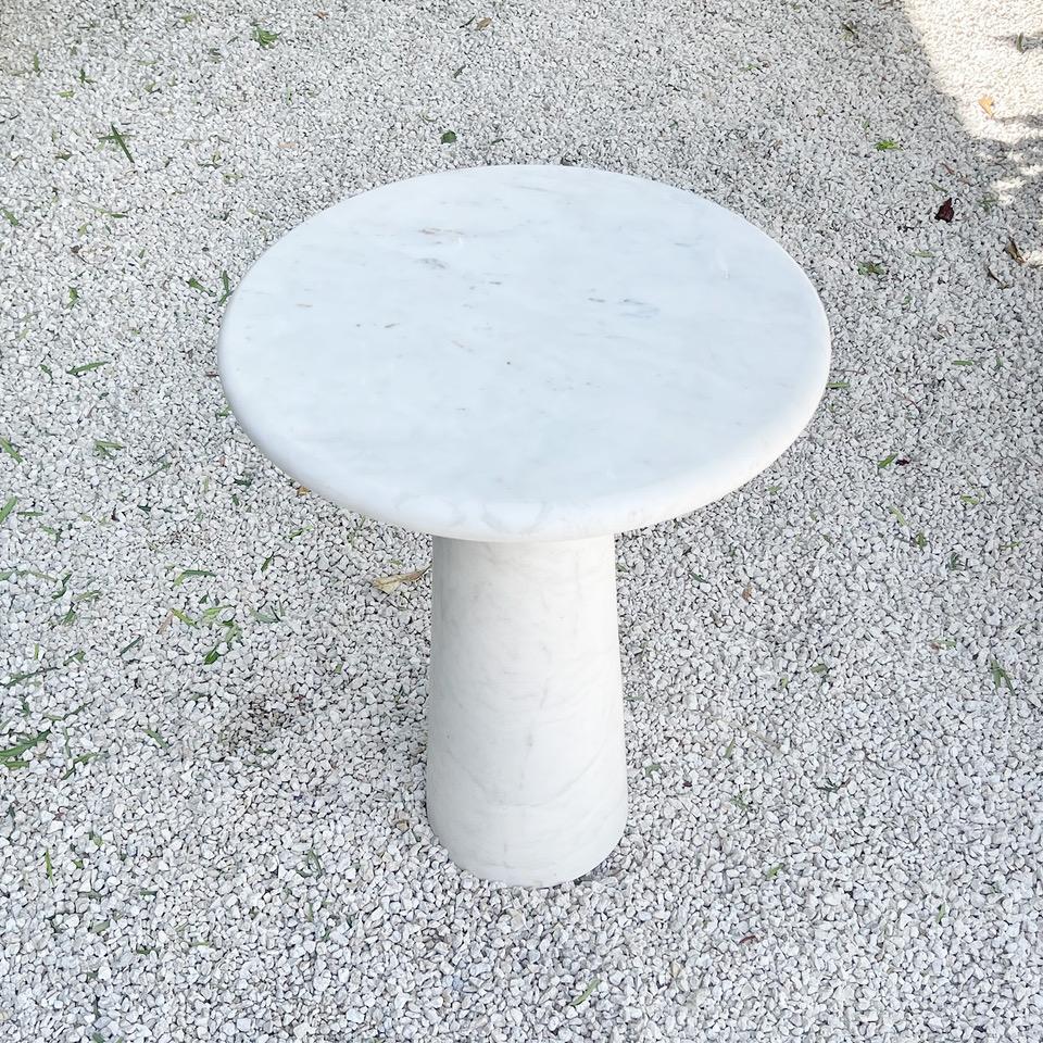 Mesa auxiliar de mármol circular minimalista contemporánea italiana del siglo XXI Tallado a mano en venta