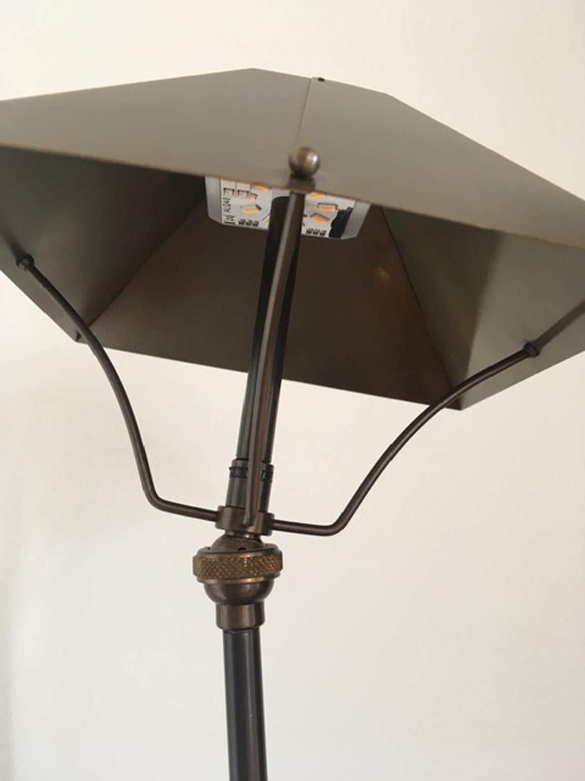 Lampe à poser sans fil en laiton bruni design italien du 21e siècle en vente 6