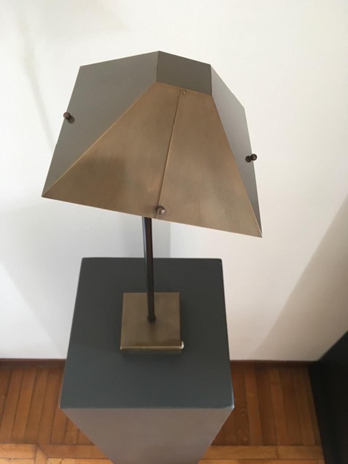 Lampe à poser sans fil en laiton bruni design italien du 21e siècle en vente 7