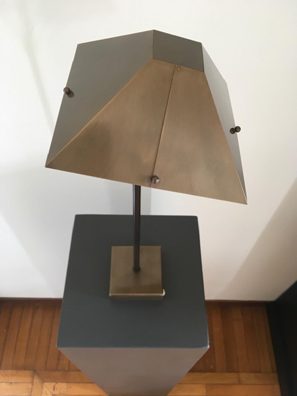 Lampe à poser sans fil en laiton bruni design italien du 21e siècle en vente 9