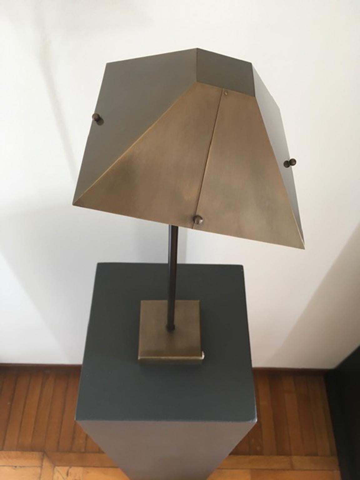 Lampe à poser sans fil en laiton bruni design italien du 21e siècle en vente 11