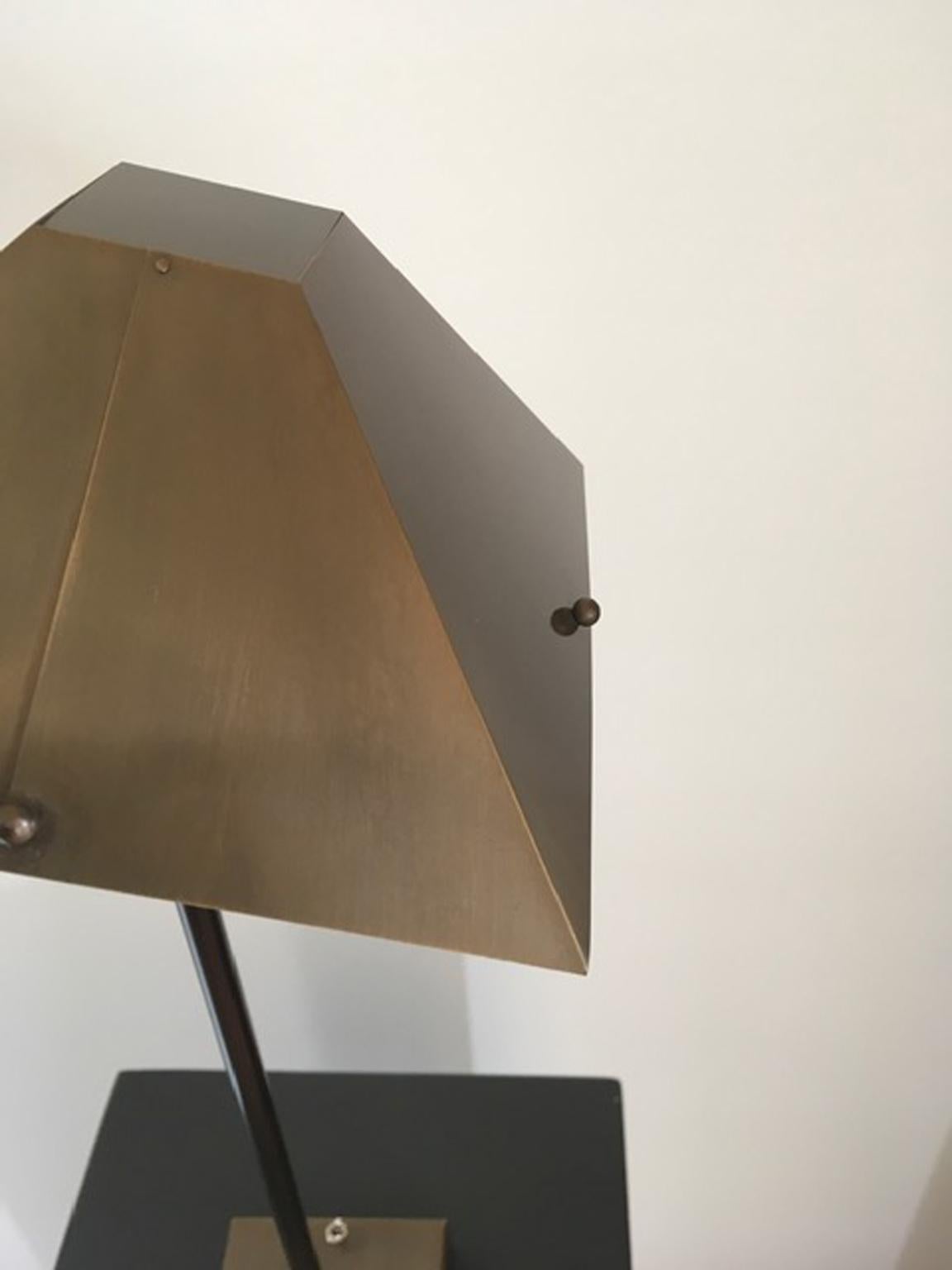 Lampe à poser sans fil en laiton bruni design italien du 21e siècle en vente 13