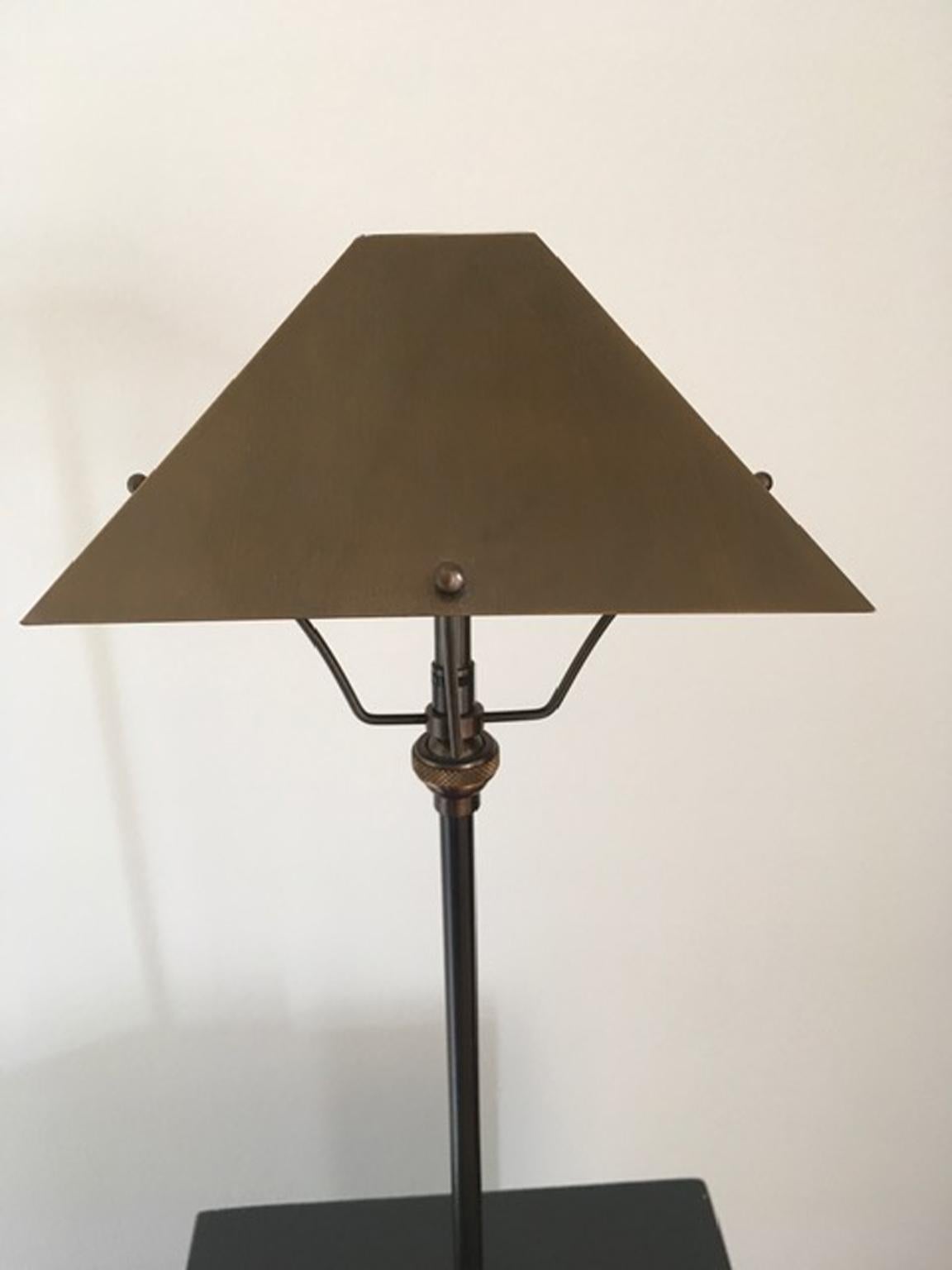 Cordless-Tischlampe aus brüniertem Messing, italienisches Design des 21. Jahrhunderts (Minimalistisch) im Angebot