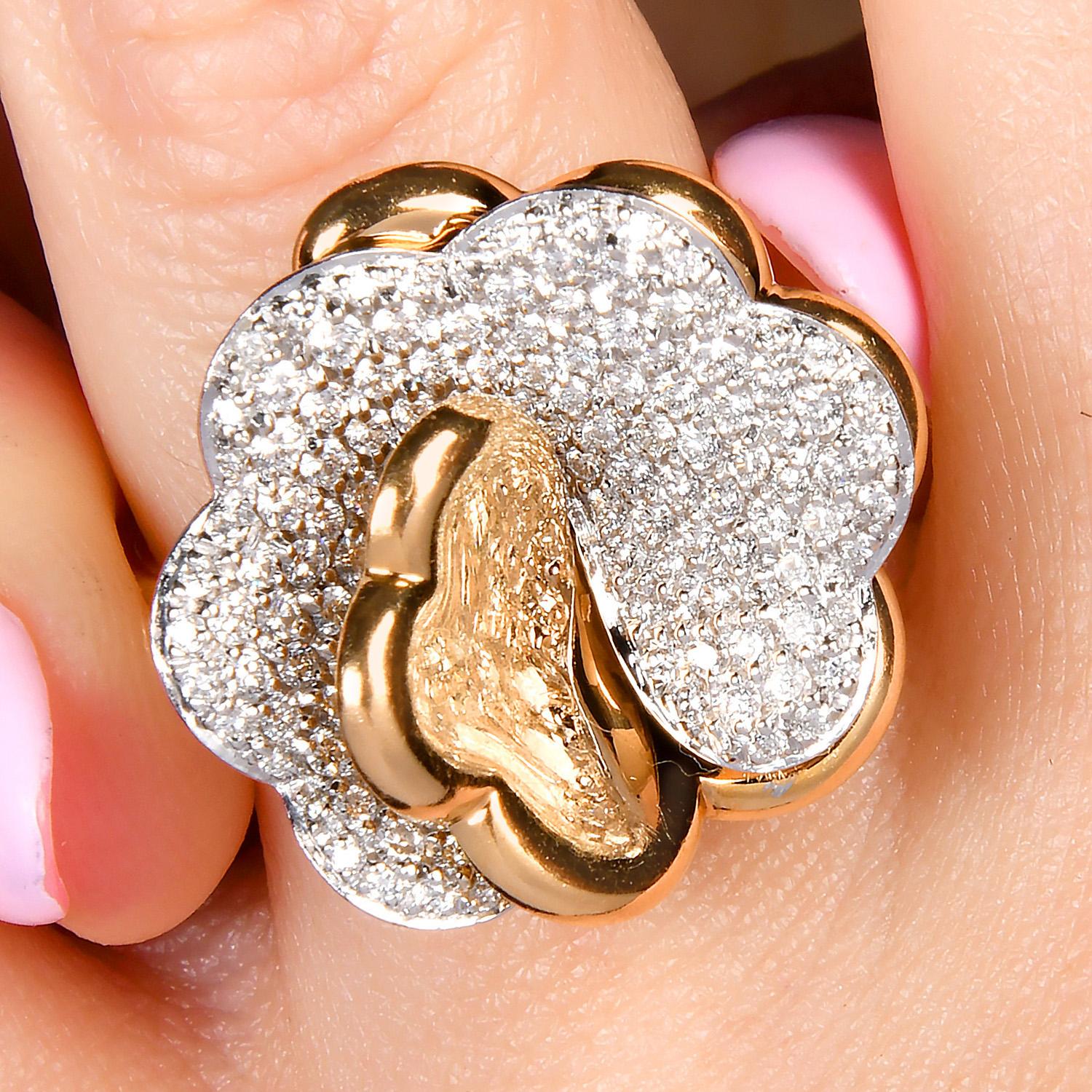 Bague cocktail italienne fleur en or 18 carats et diamants du 21e siècle en vente 5