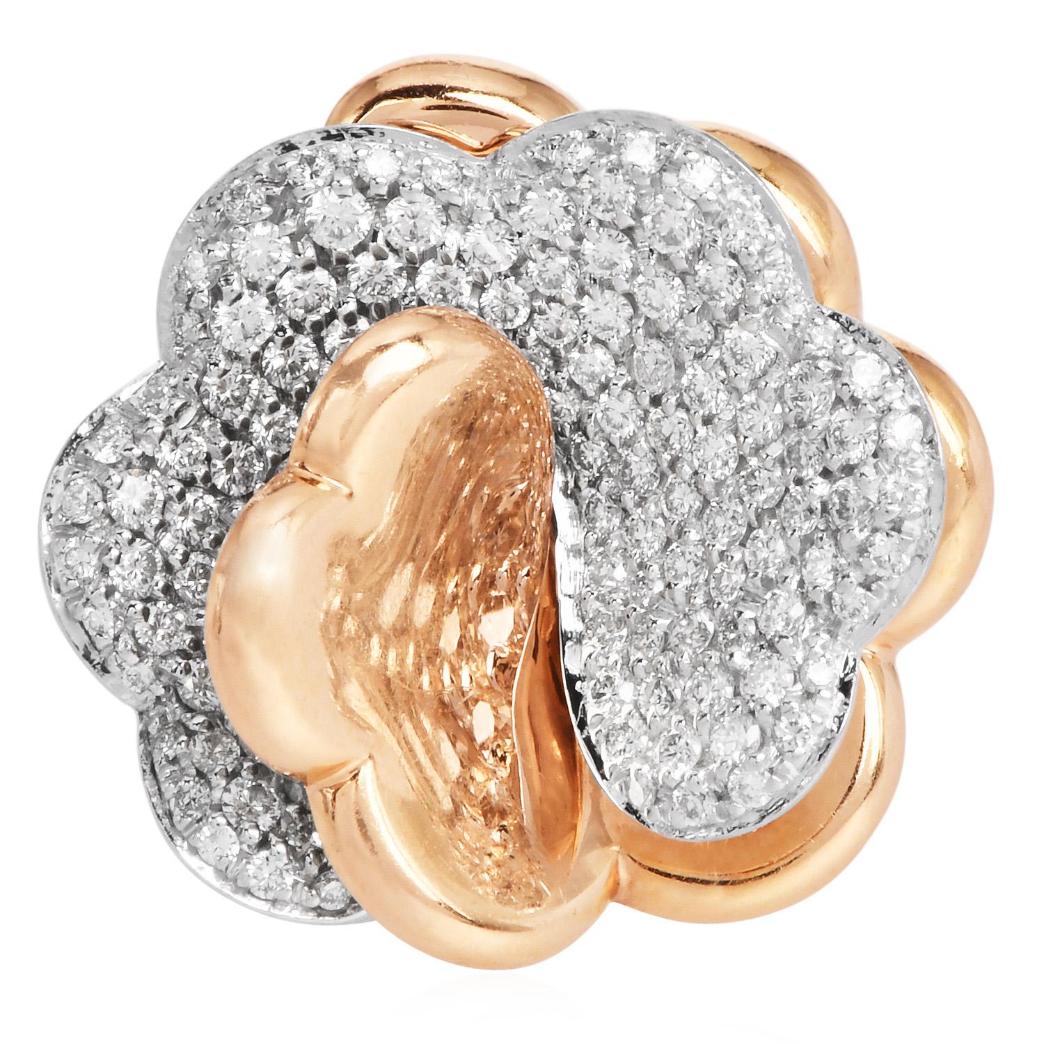 Cette bague fleur en or jaune et blanc 18K brille sous tous les angles, incrustée de nombreux diamants ronds de taille approx : 1.00cttw, couleur G-H, clarté VS1-VS2, sertis en pave. 

Cette belle bague intemporelle reste en Excellent état !