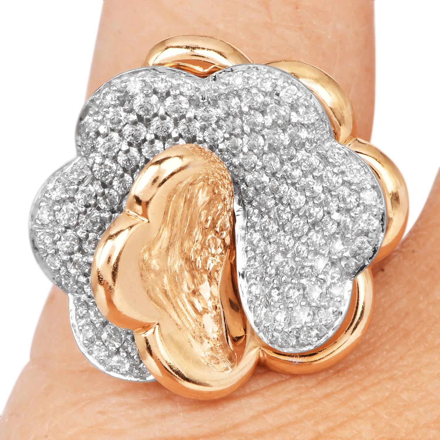 Bague cocktail italienne fleur en or 18 carats et diamants du 21e siècle en vente 3
