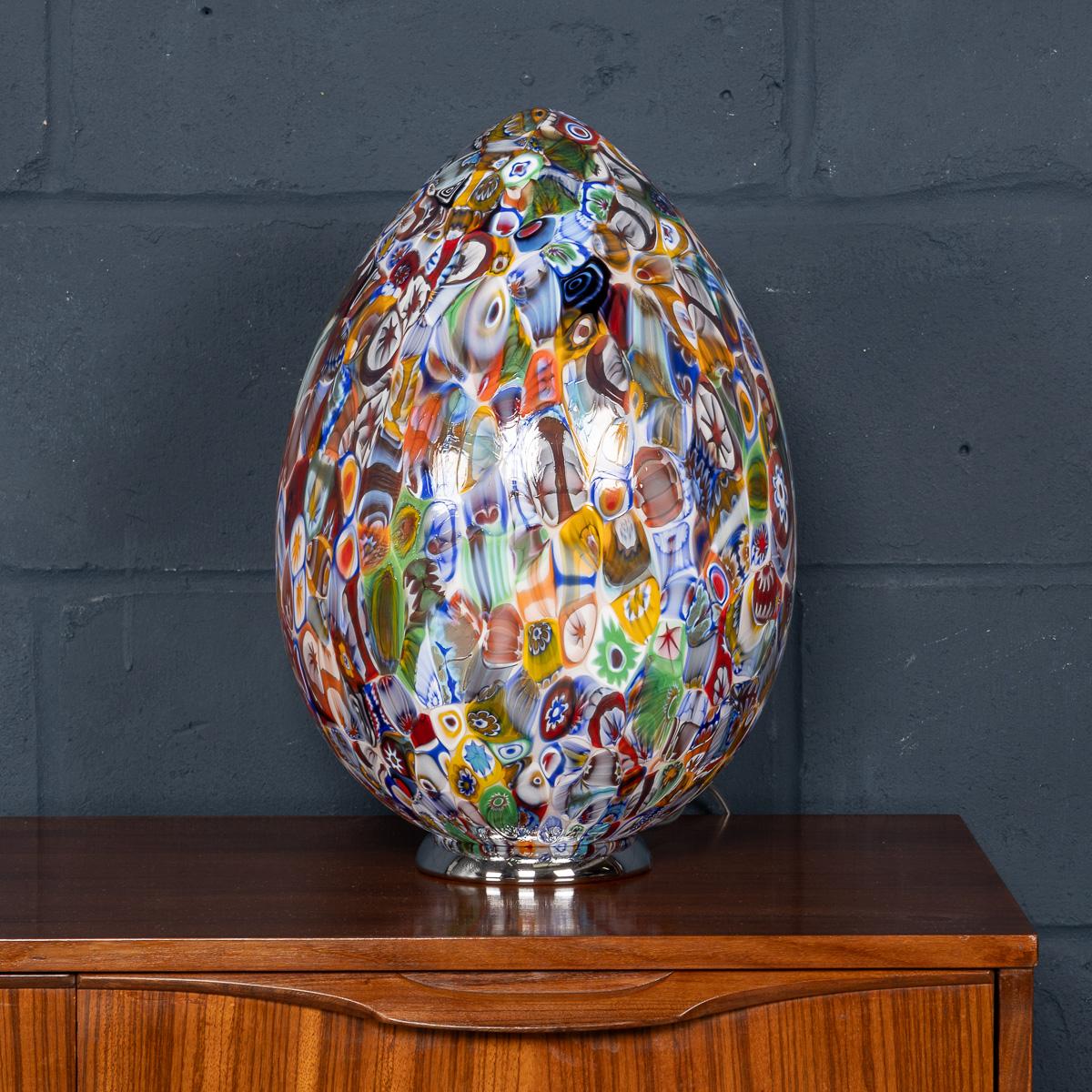 Eine moderne Murrina Millefiori Tischlampe, hergestellt in Murano, Venedig, in Italien. Sie zeichnet sich durch ein elegantes, eiförmiges Design aus, das die Essenz der traditionellen venezianischen Glaskunst einfängt. Die Oberfläche der Leuchte ist